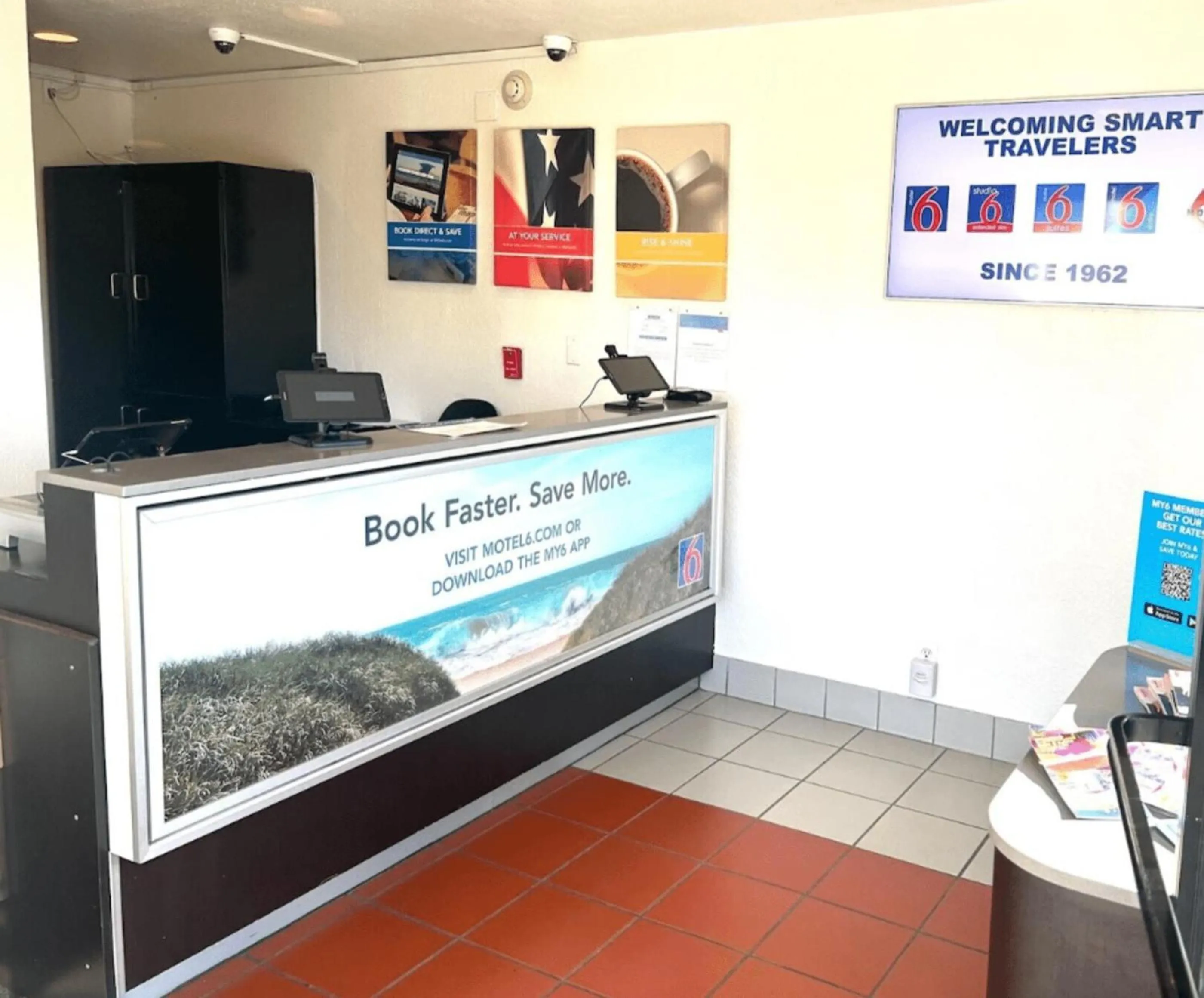 Lobby or reception in Motel 6-Goleta, CA - Santa Barbara