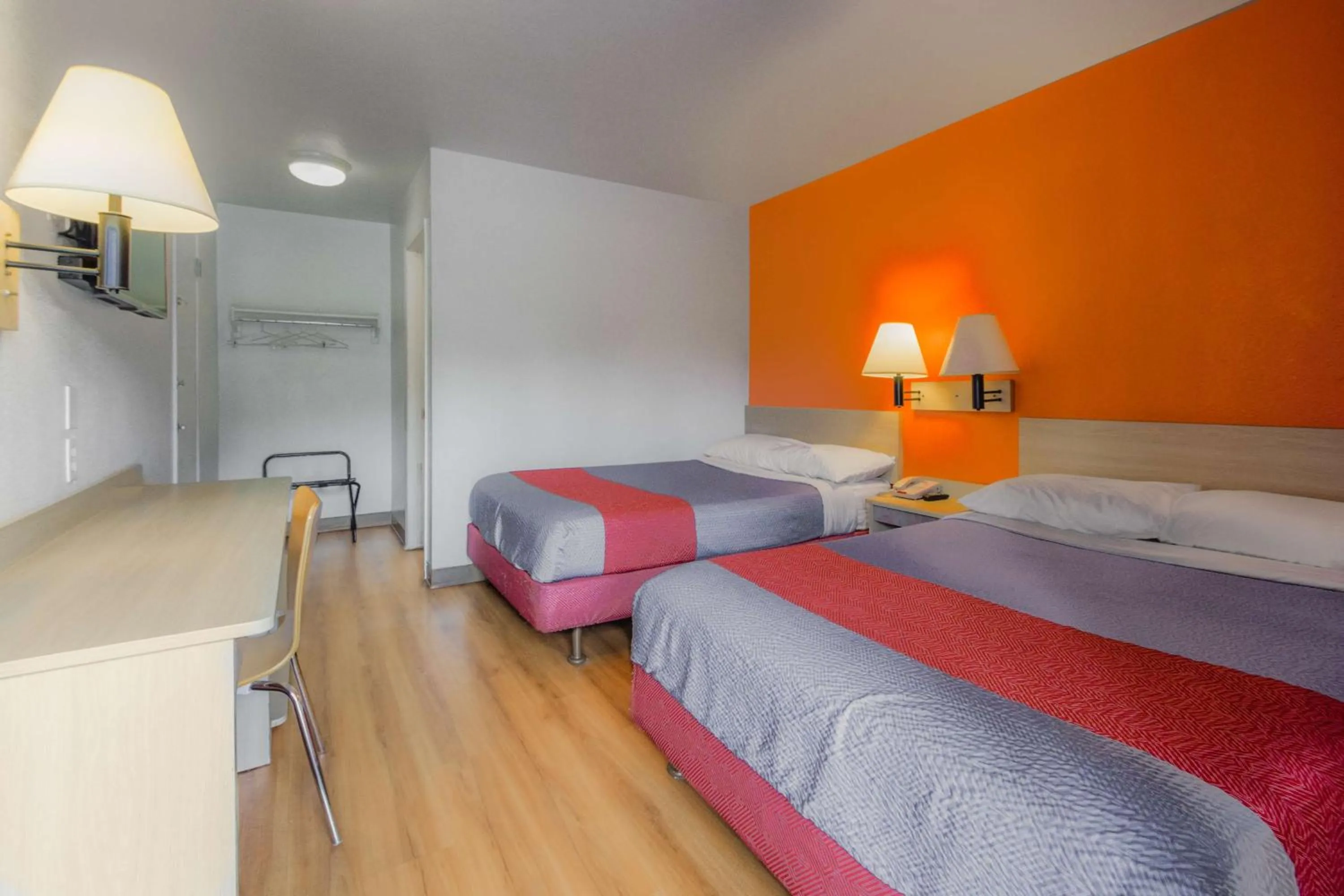 Photo of the whole room, Bed in Motel 6-Kelso, WA - Mt. St. Helens