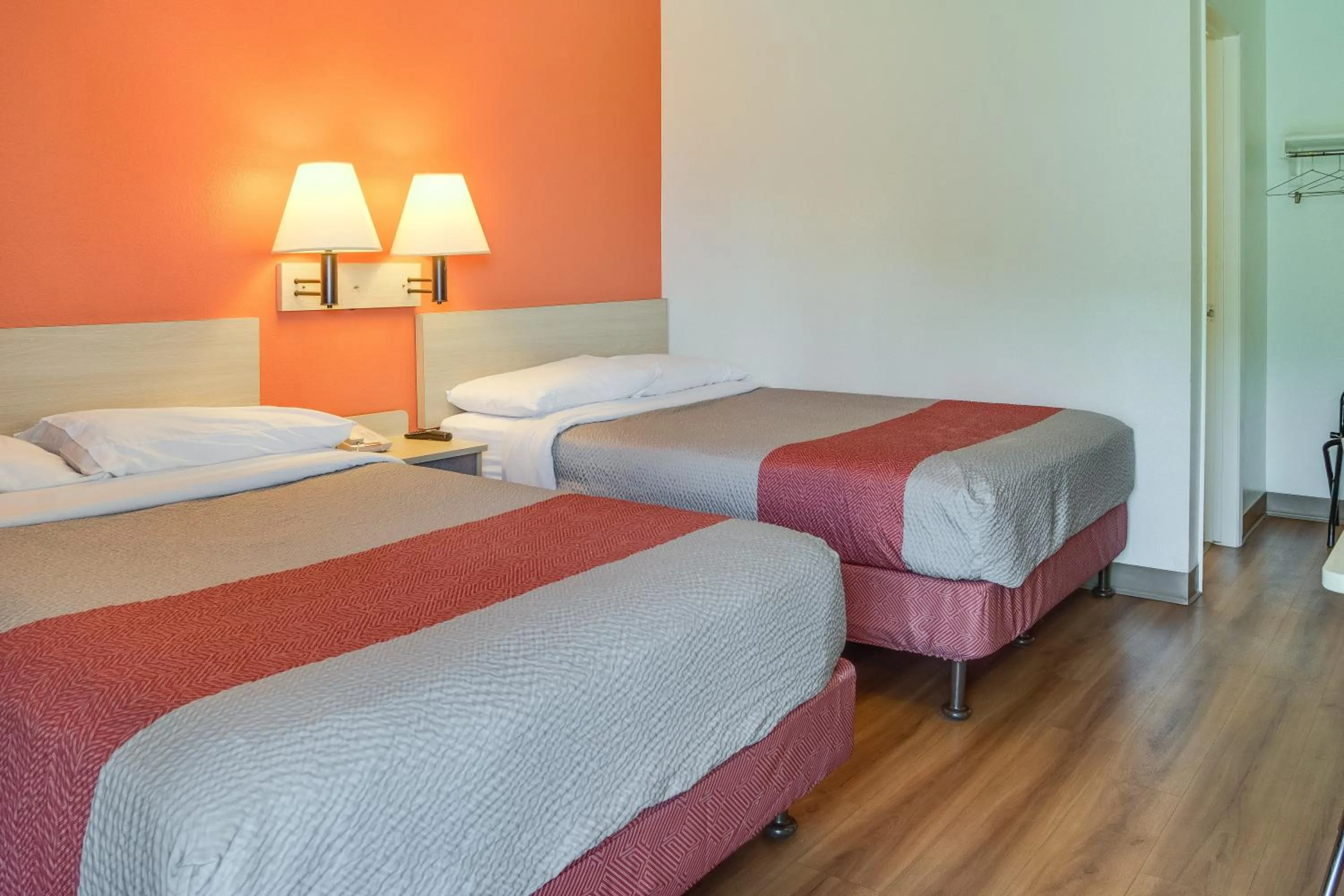 Bedroom, Bed in Motel 6-Kelso, WA - Mt. St. Helens