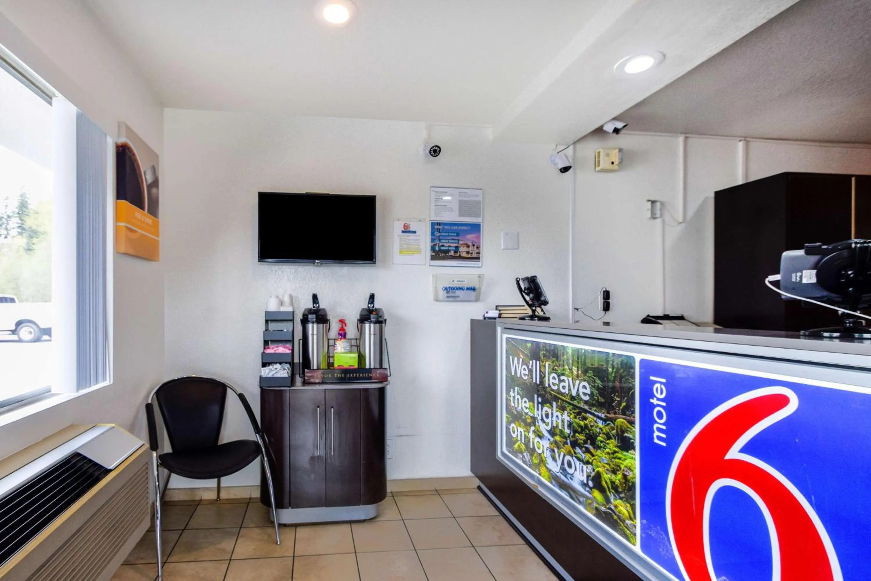 Lobby or reception in Motel 6-Kelso, WA - Mt. St. Helens