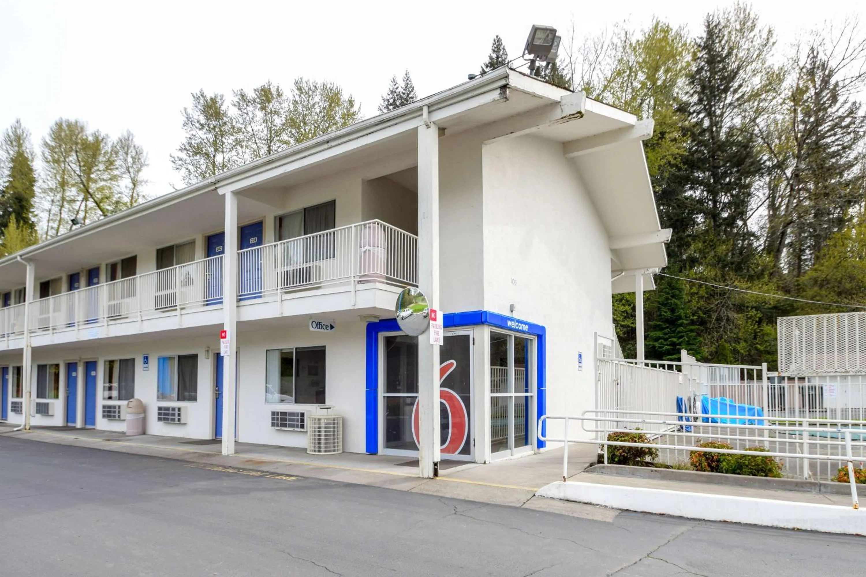 Property building in Motel 6-Kelso, WA - Mt. St. Helens
