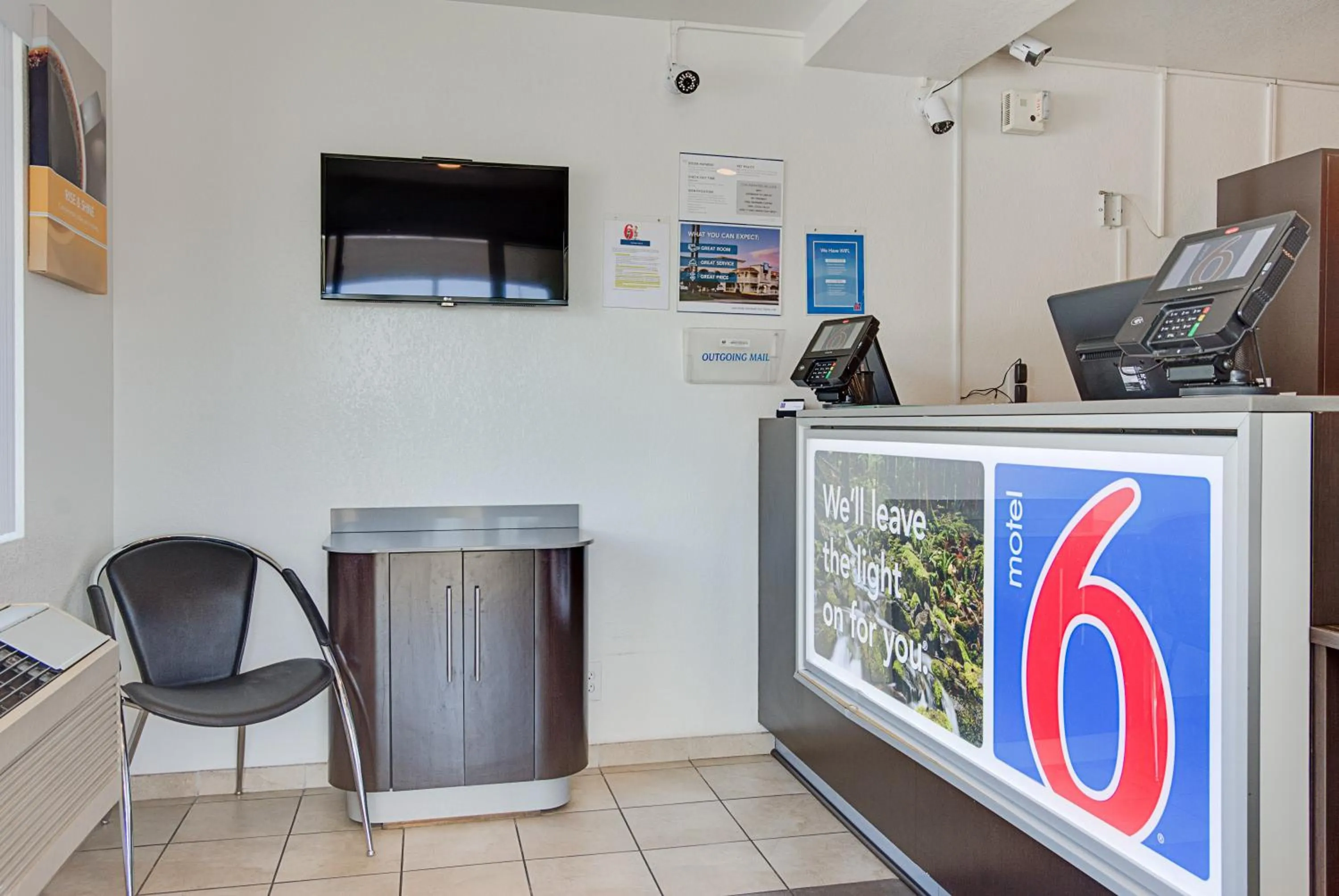 Lobby or reception in Motel 6-Kelso, WA - Mt. St. Helens
