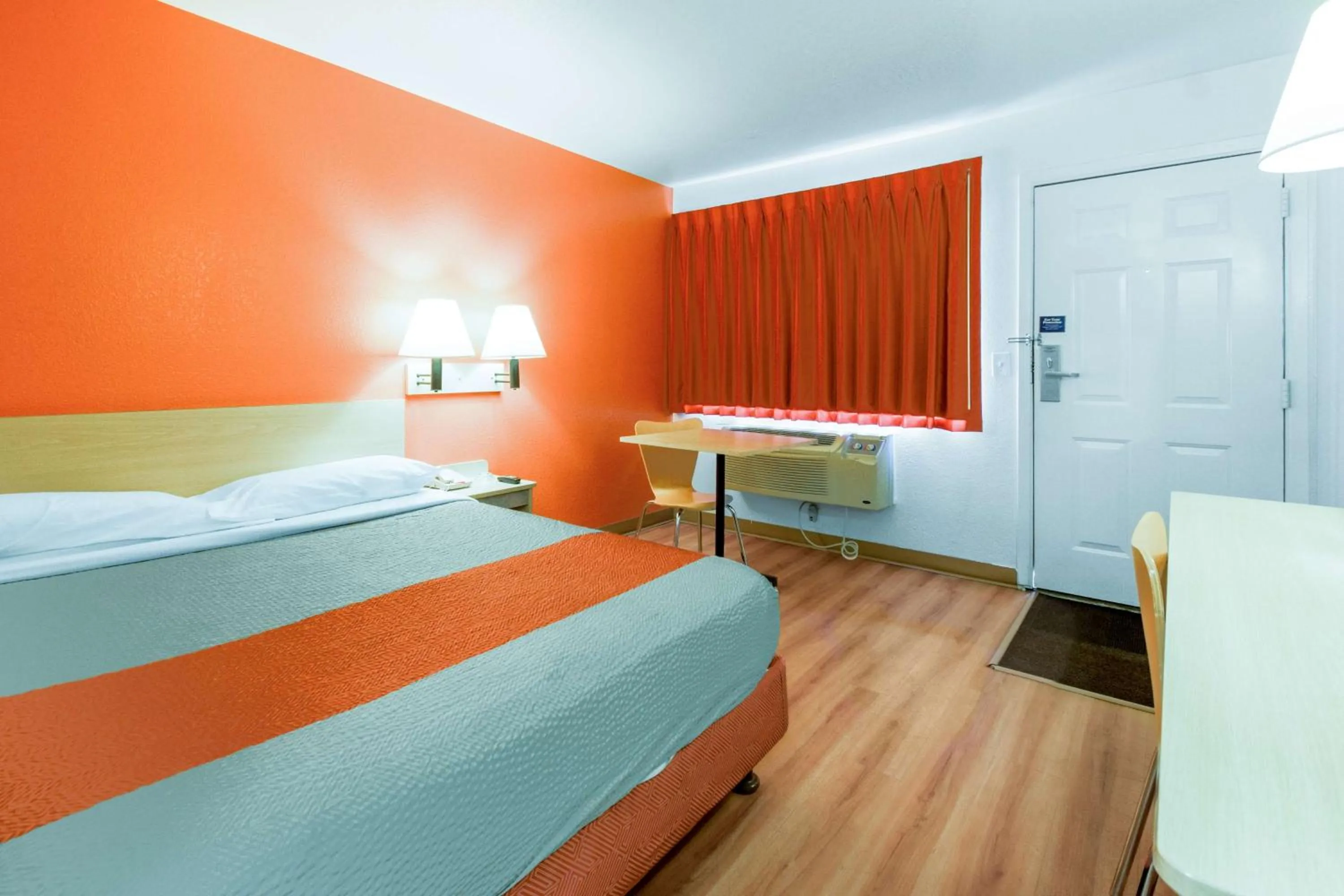 Photo of the whole room, Bed in Motel 6-Kelso, WA - Mt. St. Helens