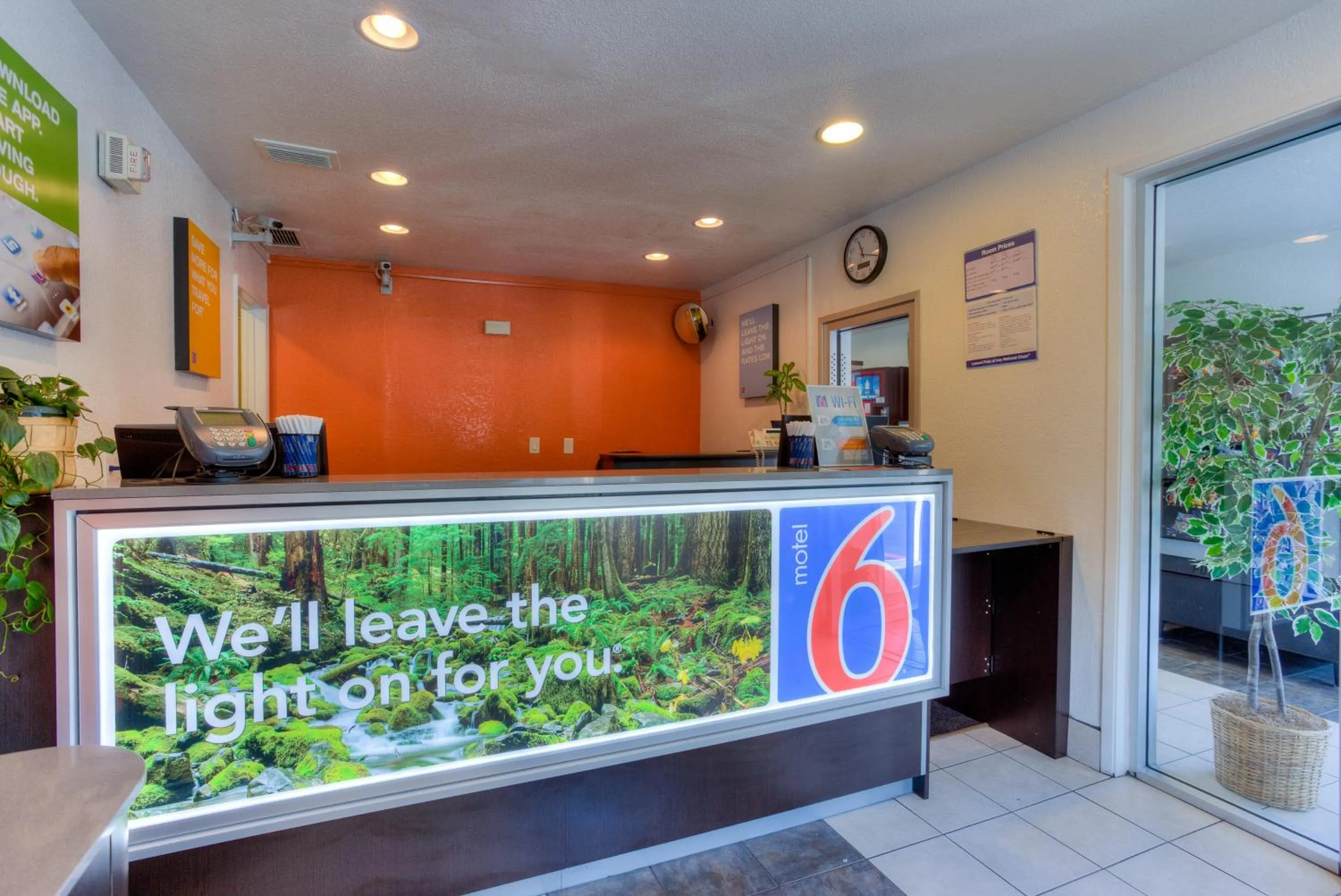 Lobby or reception in Motel 6-Tigard, OR - Portland South - Lake Oswego