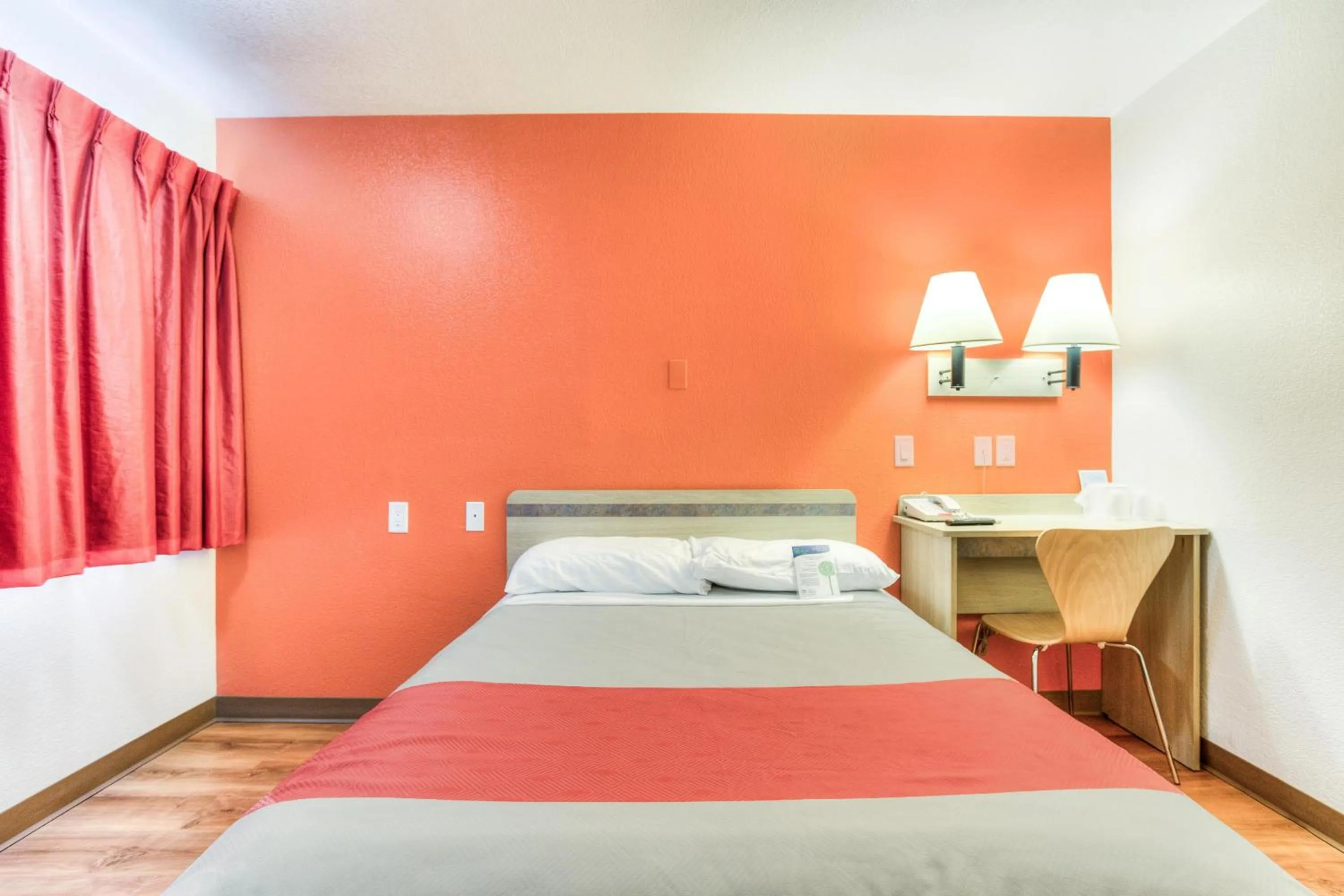 Bedroom, Bed in Motel 6-Tigard, OR - Portland South - Lake Oswego