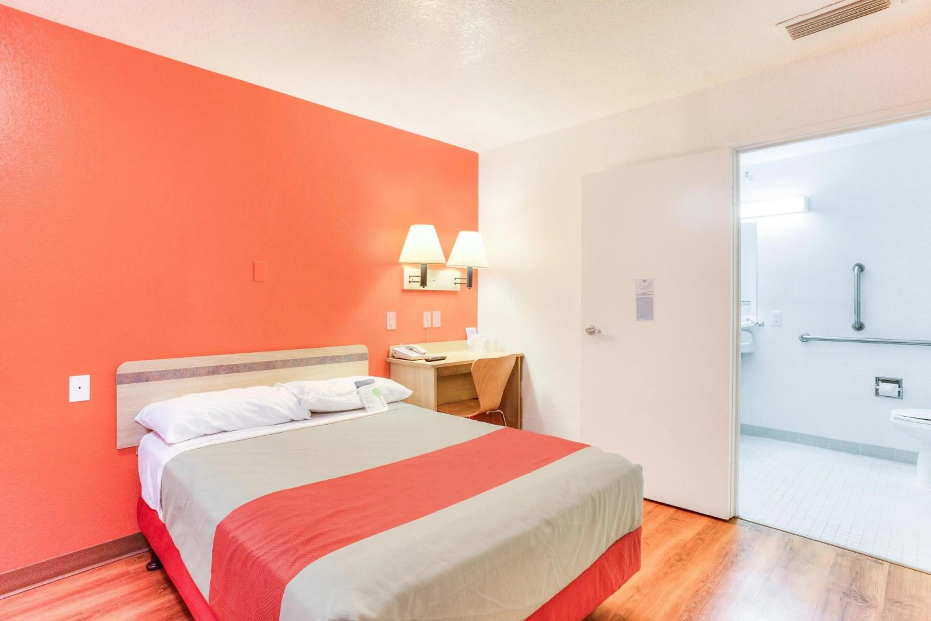 Bedroom, Bed in Motel 6-Tigard, OR - Portland South - Lake Oswego