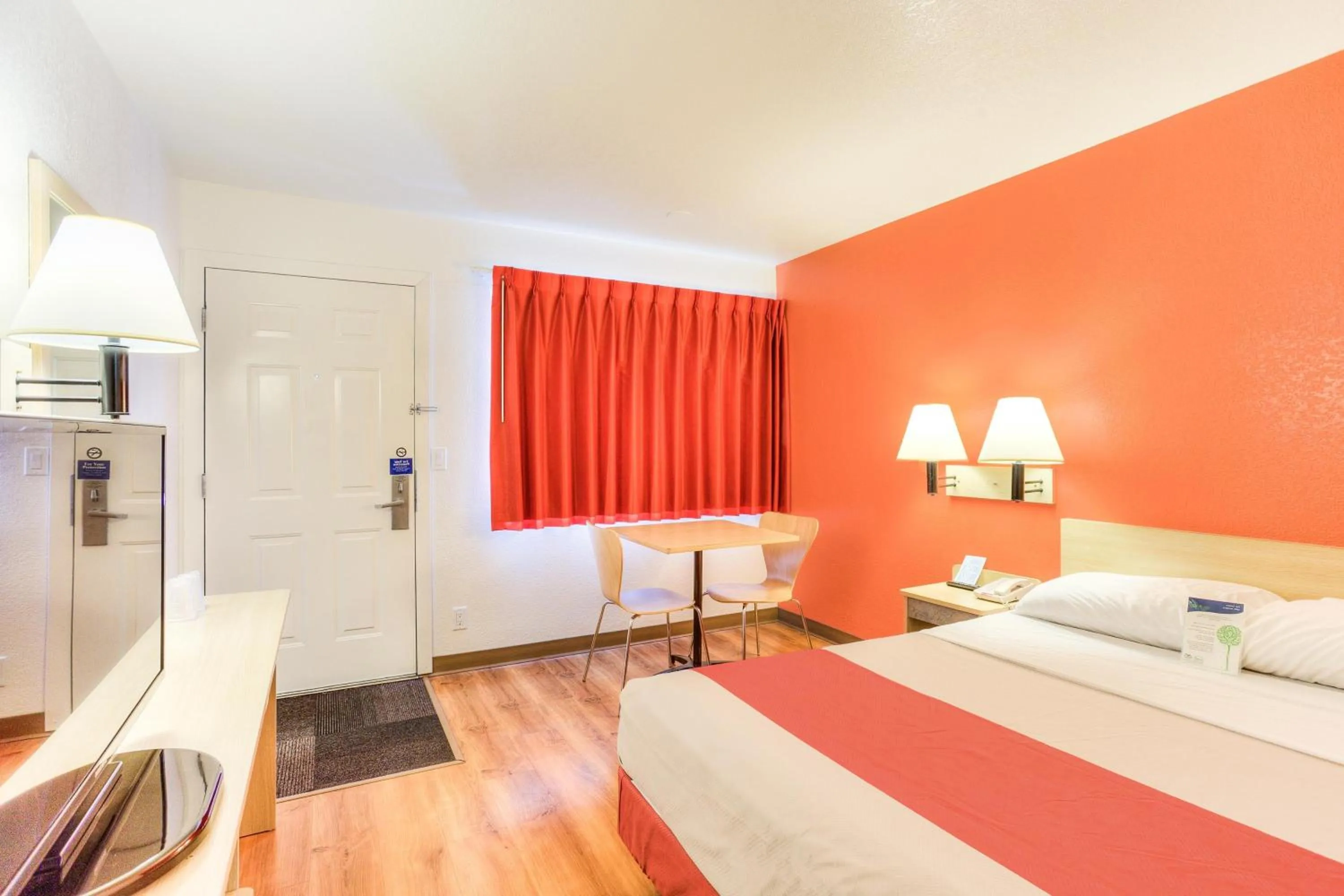 Bedroom, Bed in Motel 6-Tigard, OR - Portland South - Lake Oswego