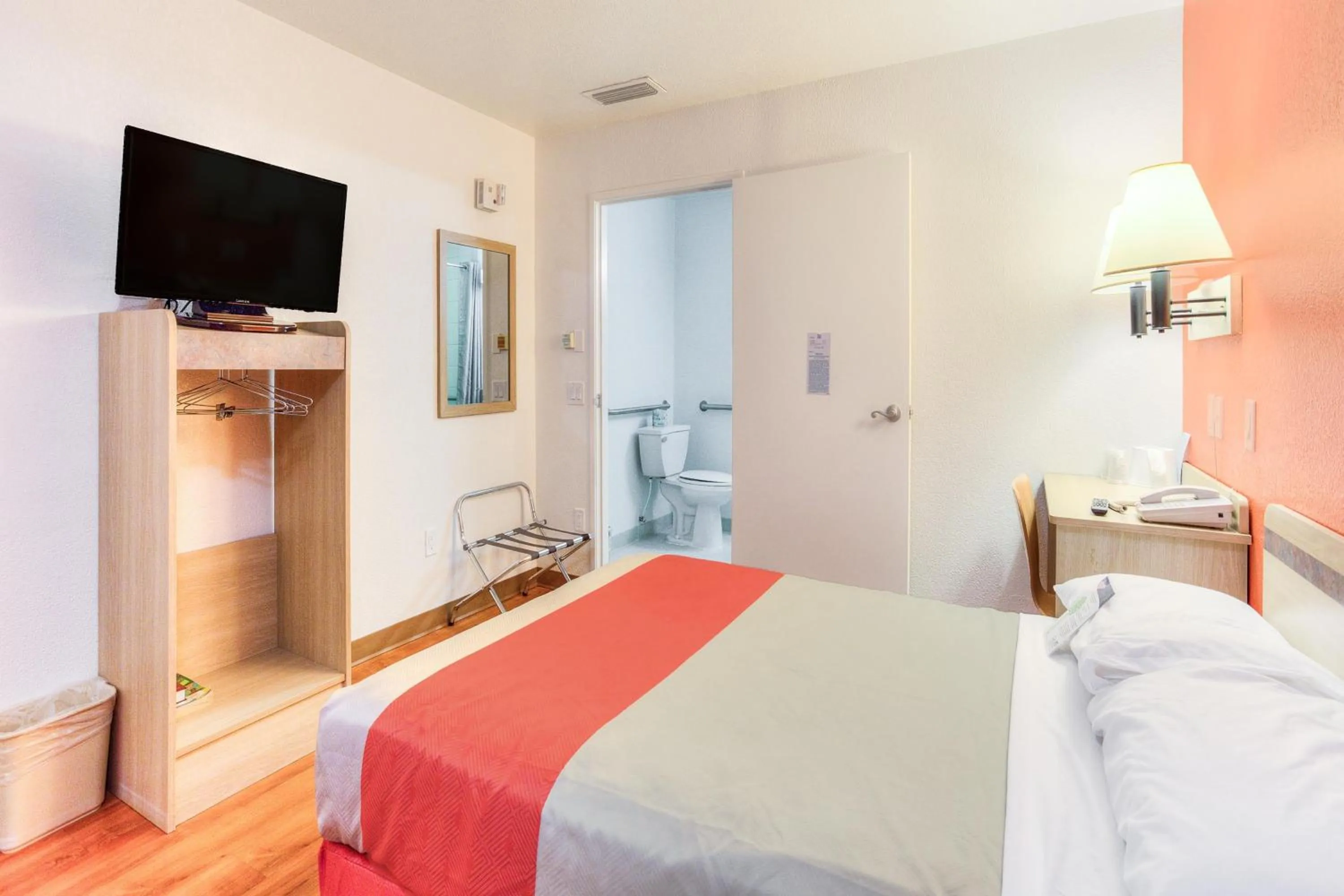 Bedroom, Bed in Motel 6-Tigard, OR - Portland South - Lake Oswego