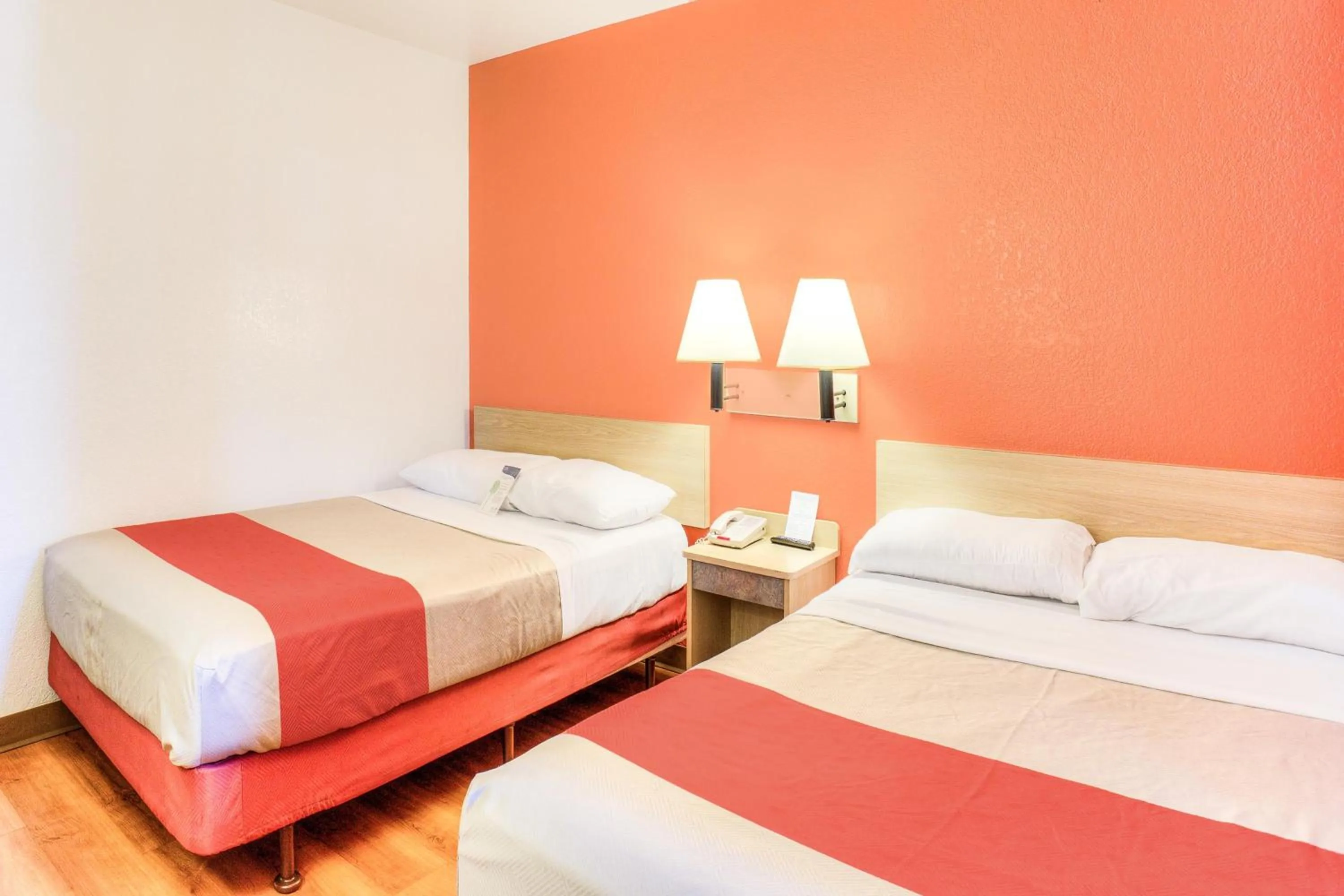 Bedroom, Bed in Motel 6-Tigard, OR - Portland South - Lake Oswego