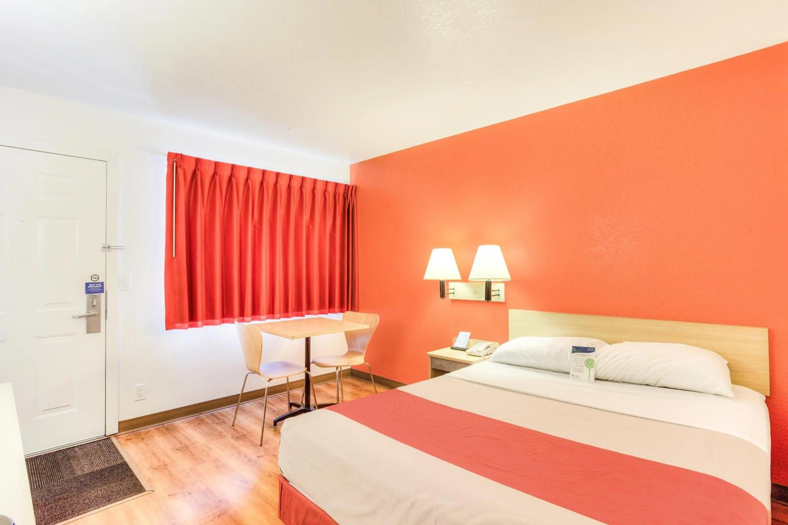 Bedroom, Bed in Motel 6-Tigard, OR - Portland South - Lake Oswego