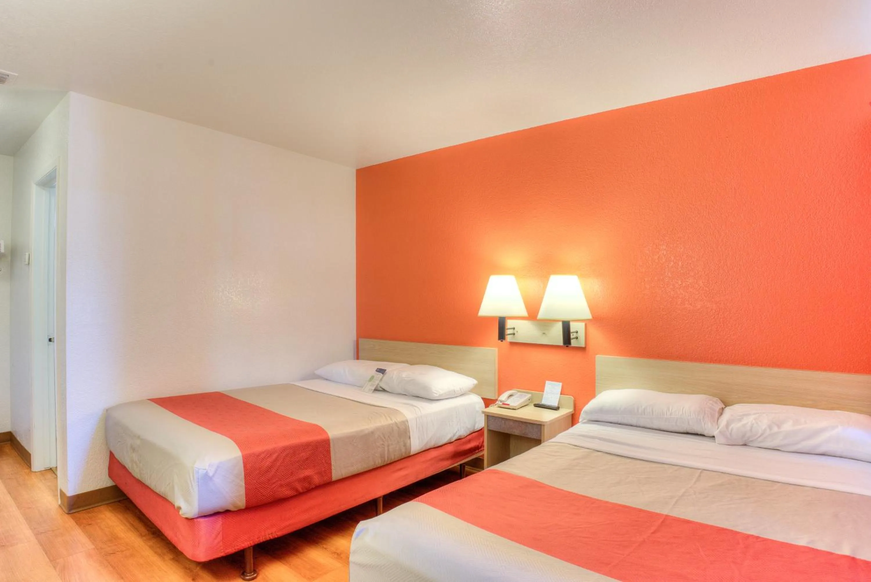Bed in Motel 6-Tigard, OR - Portland South - Lake Oswego