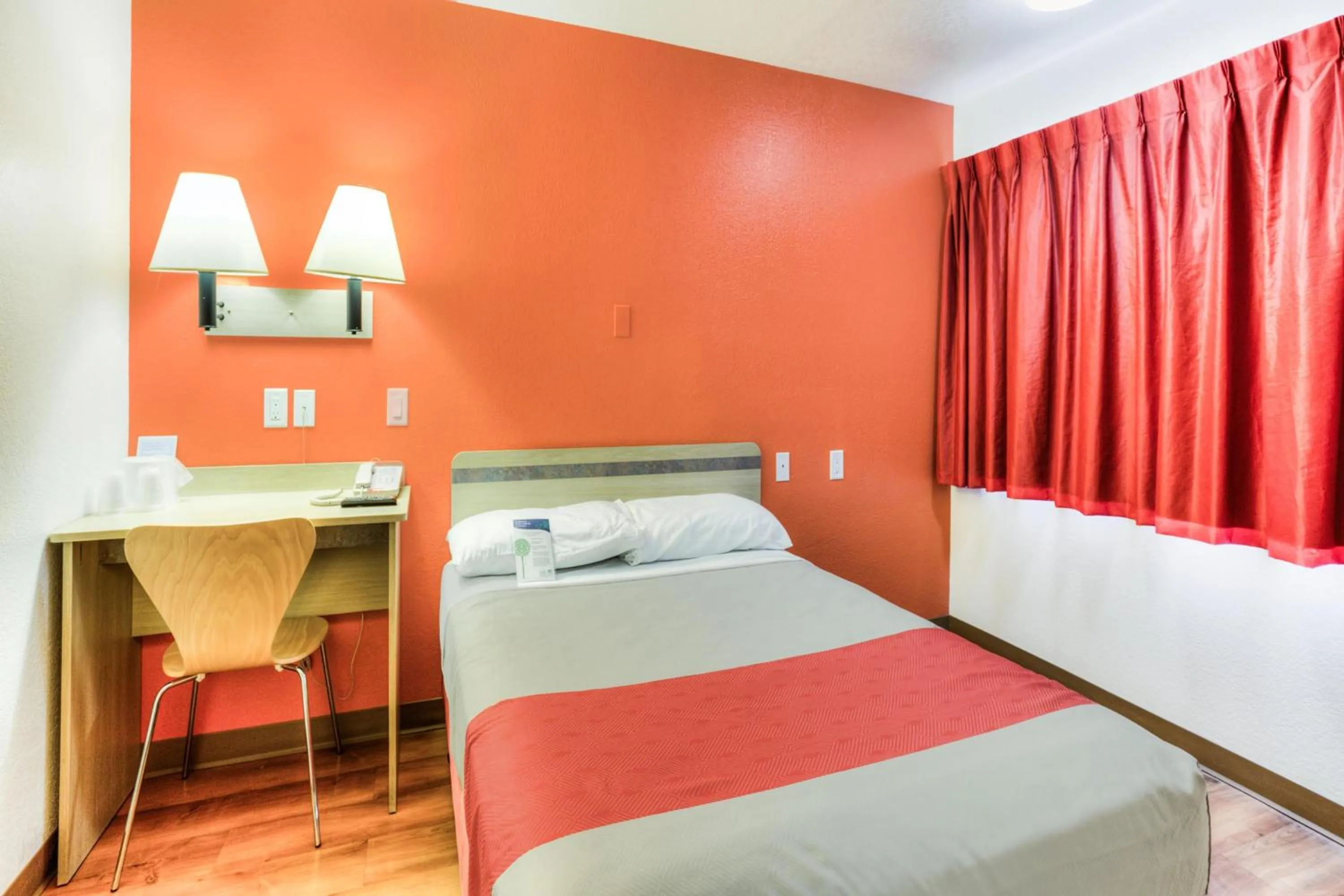 Bedroom, Bed in Motel 6-Tigard, OR - Portland South - Lake Oswego