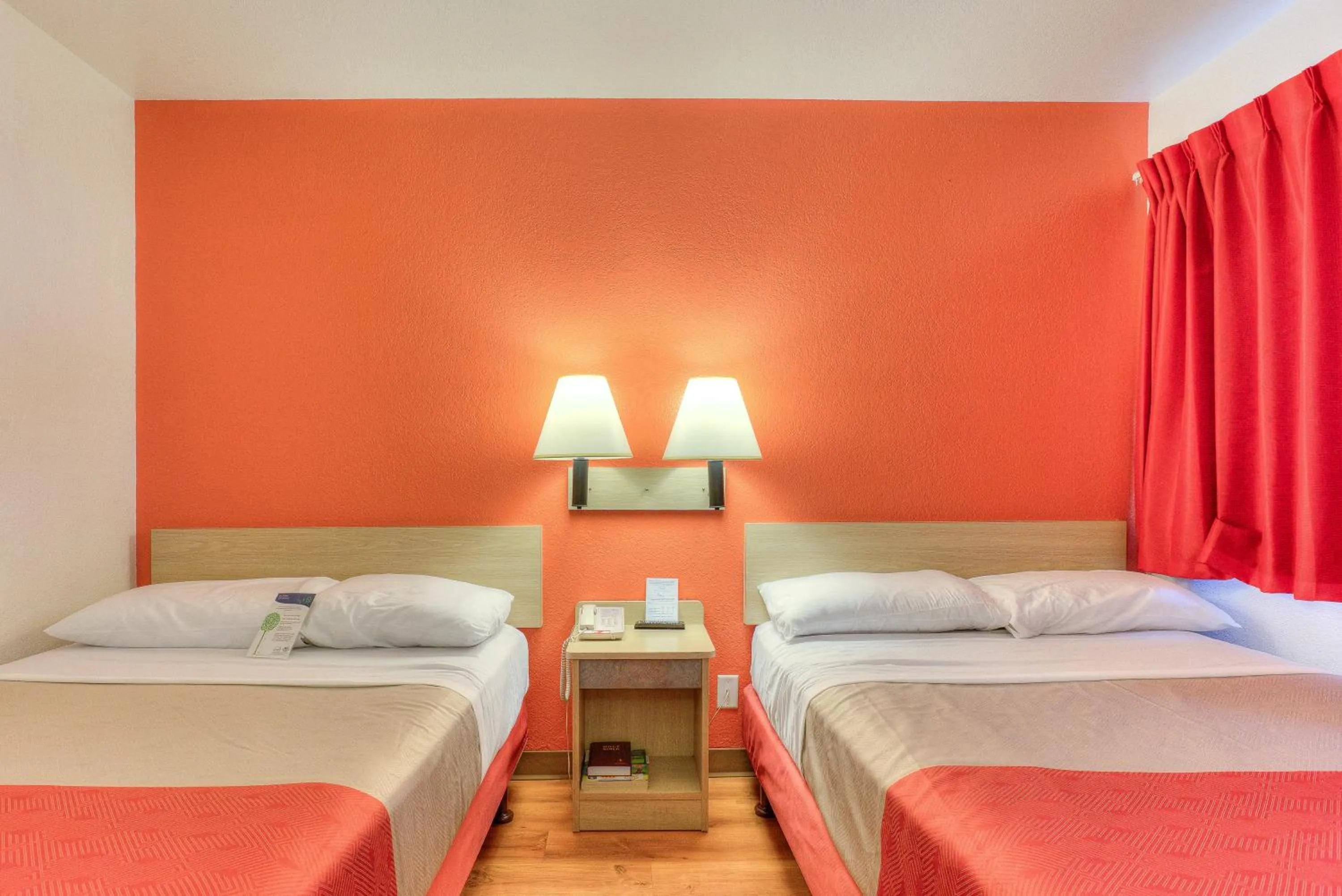 Bed in Motel 6-Tigard, OR - Portland South - Lake Oswego