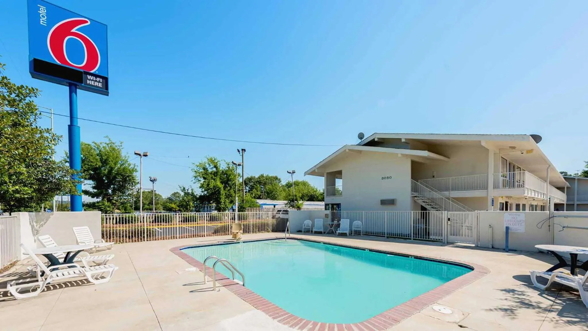 Swimming pool in Motel 6-Columbus, GA