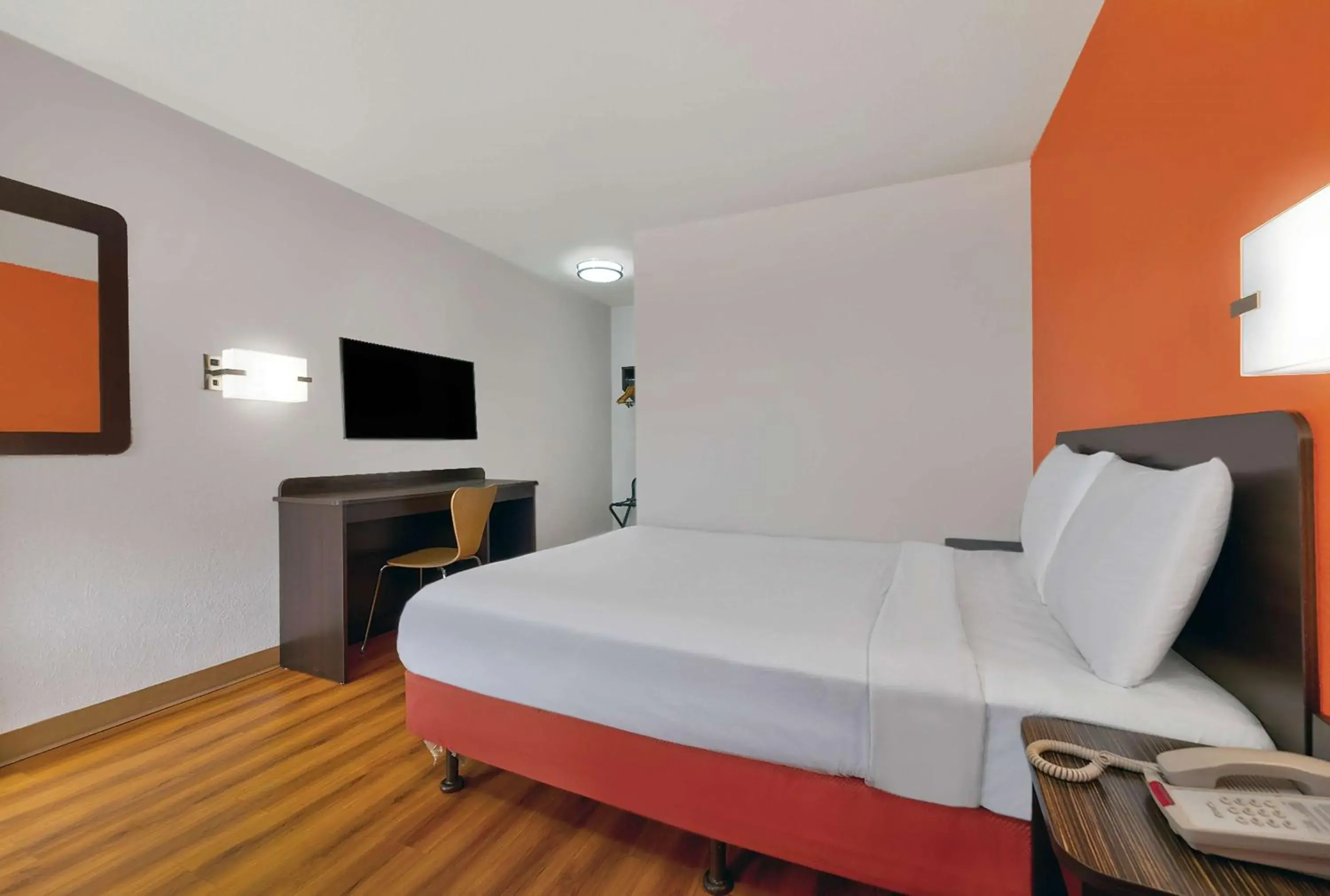 Deluxe Queen Room in Motel 6-Columbus, GA Deluxe Queen Room in Motel 6-Columbus, GA