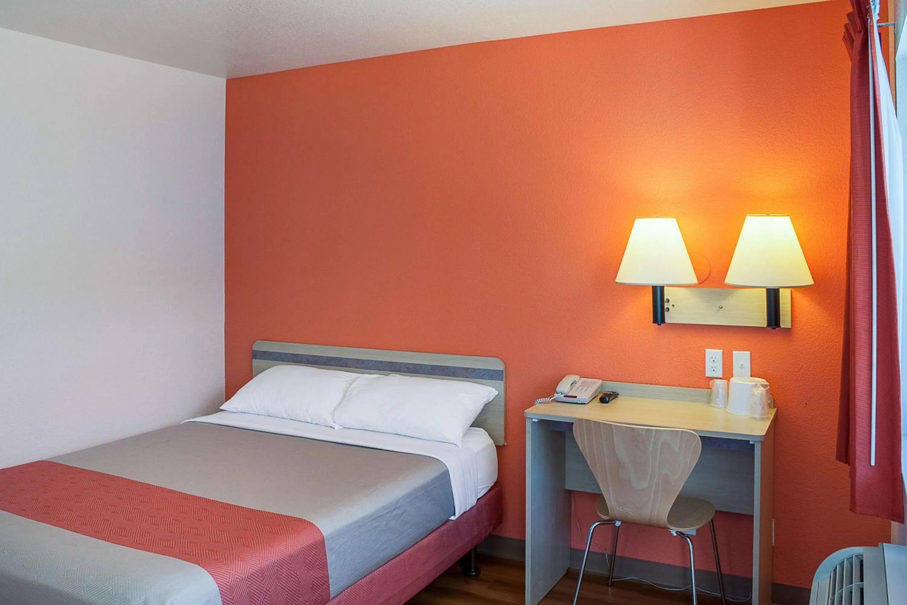 TV and multimedia, Bed in Motel 6-Ukiah, CA