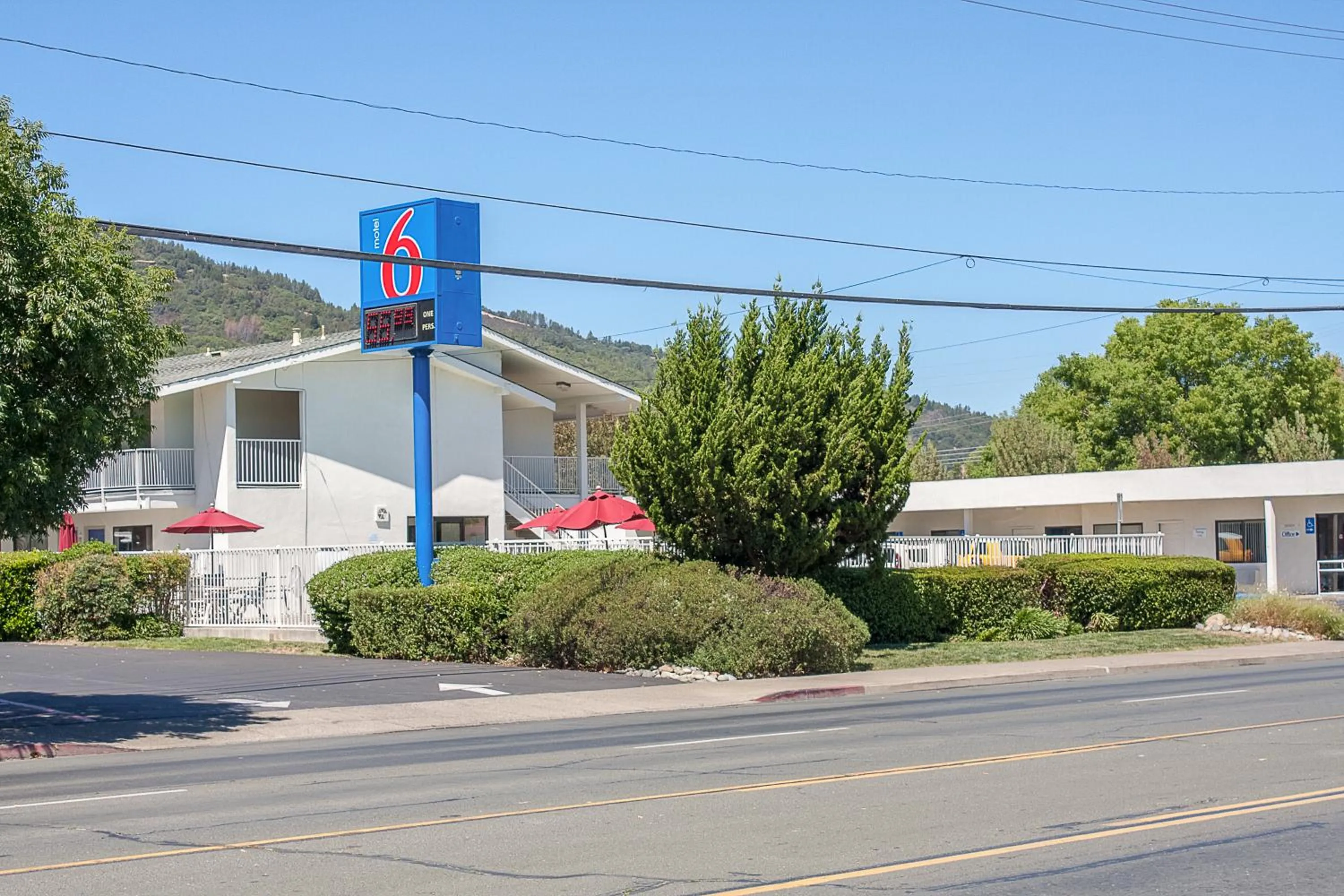 Facade/entrance in Motel 6-Ukiah, CA