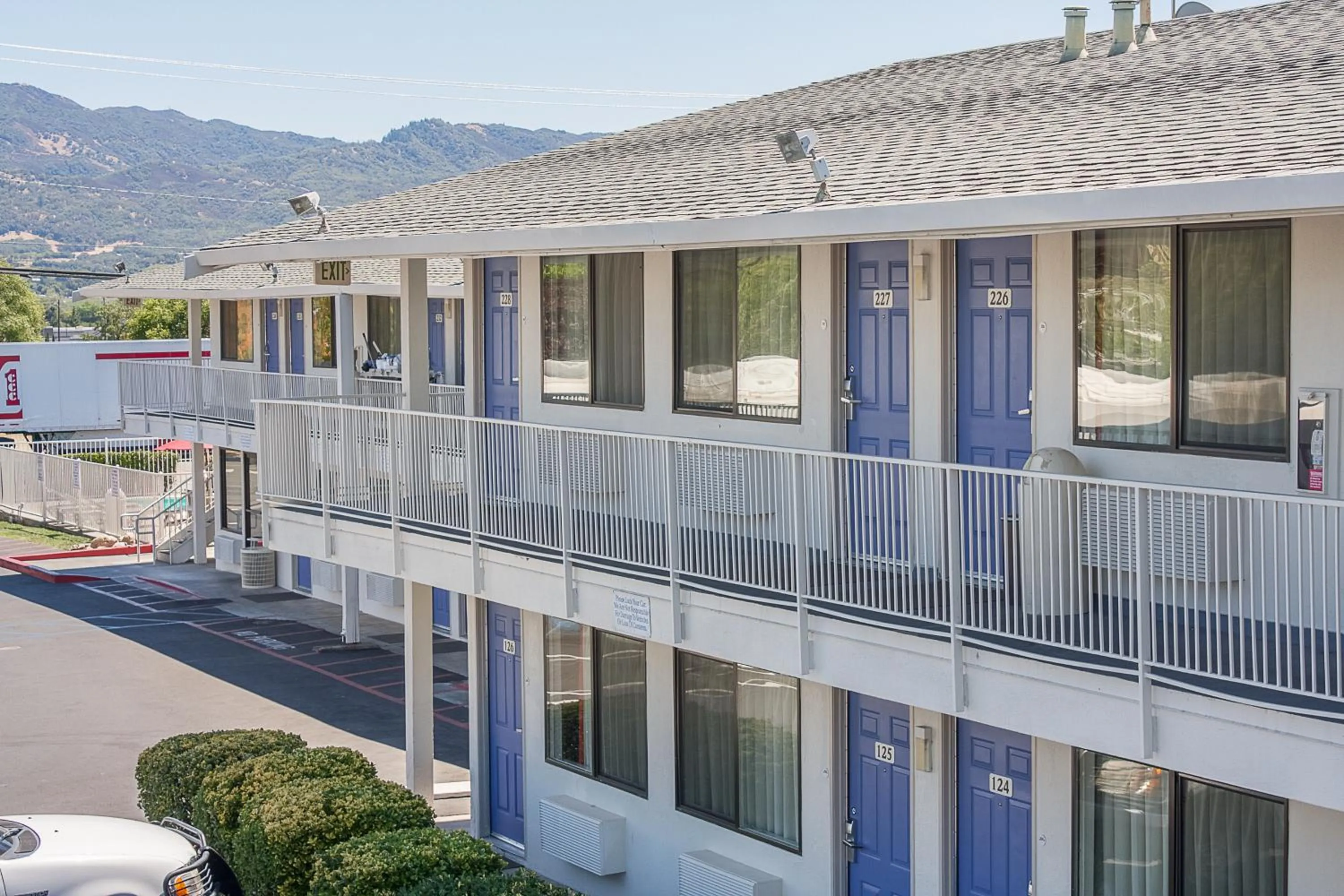 Facade/entrance in Motel 6-Ukiah, CA
