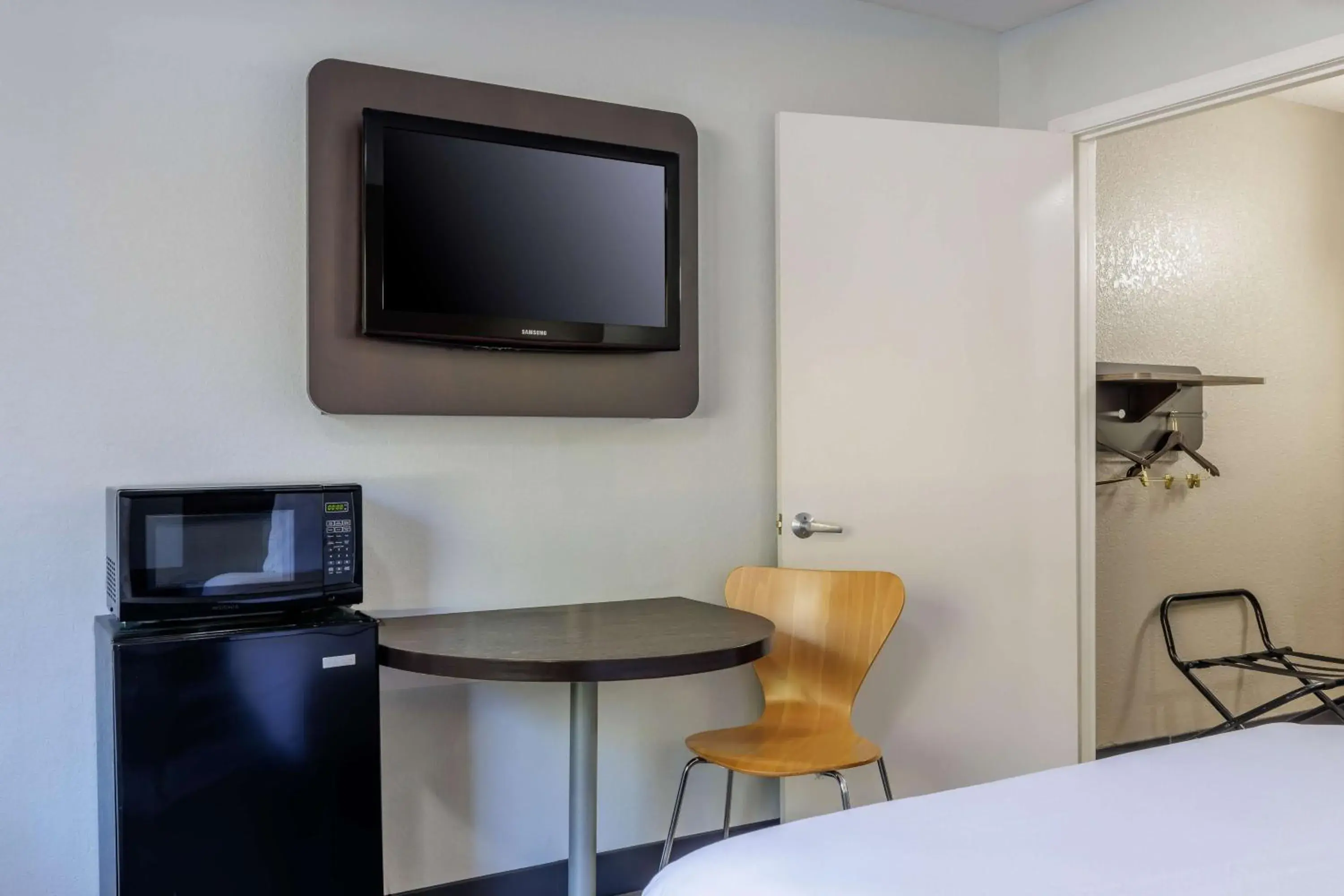 1 Full Bed | ADA/RI Shower/Hearing Impaired in Motel 6 Elizabethtown 1 Full Bed | ADA/RI Shower/Hearing Impaired in Motel 6 Elizabethtown