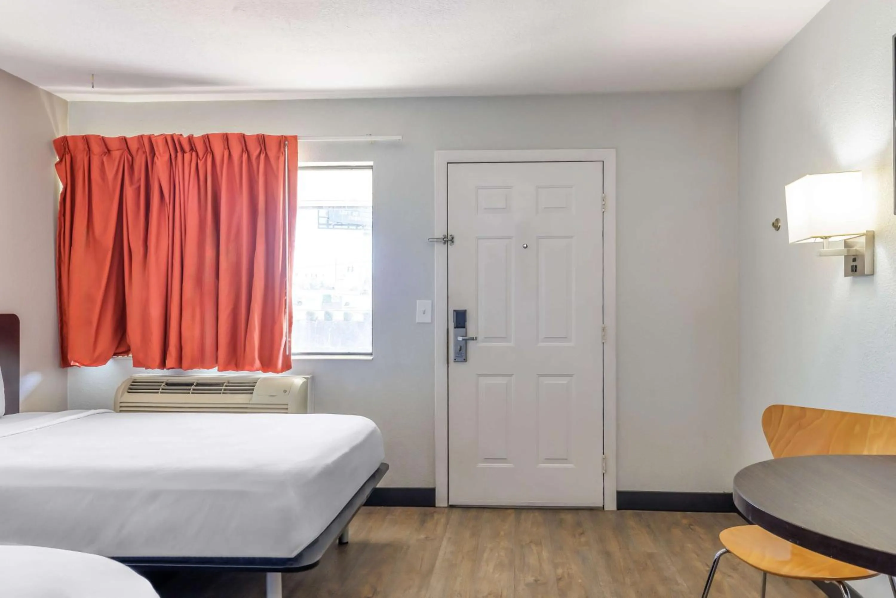 Bedroom, Bed in Motel 6 Elizabethtown