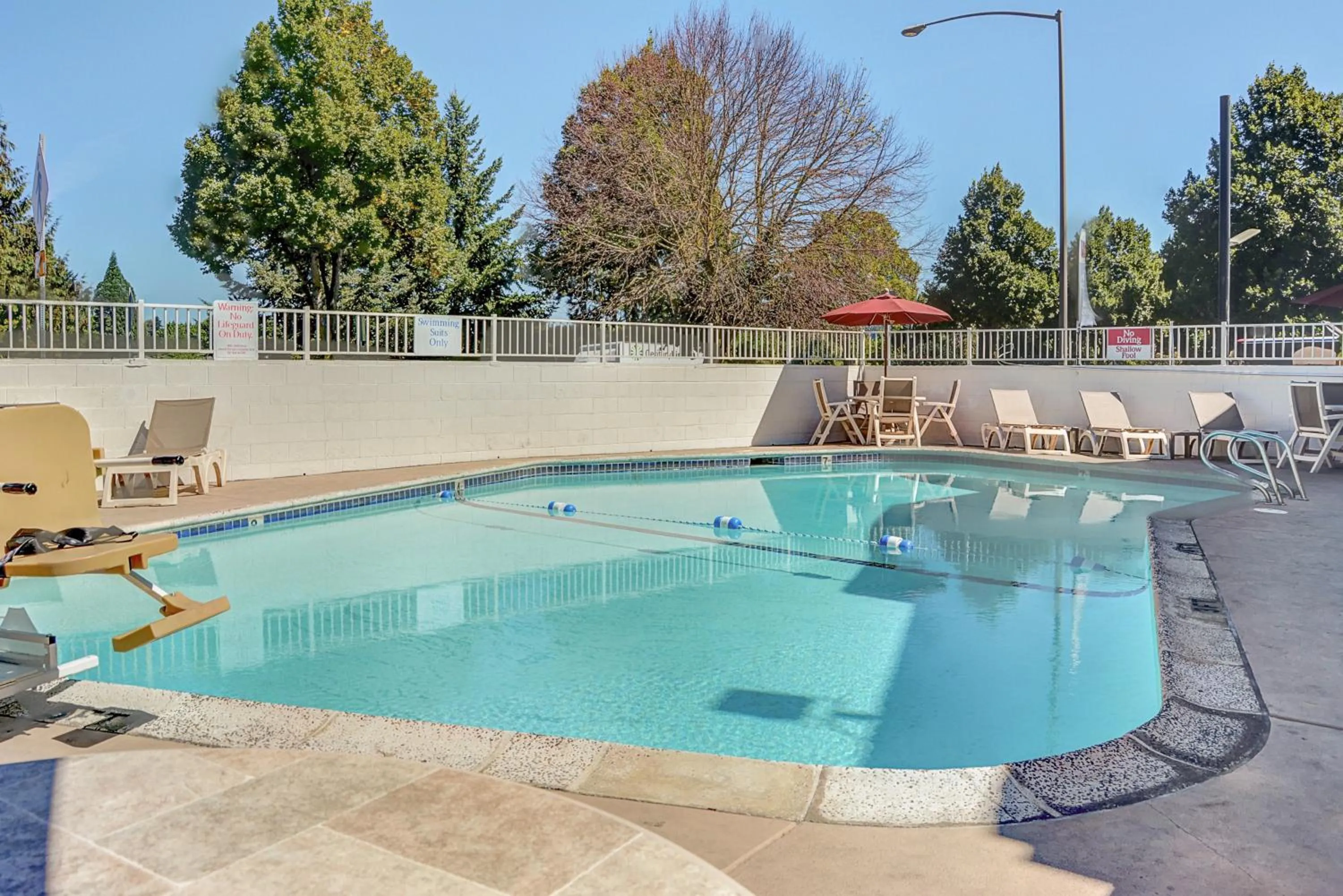 Swimming pool in Motel 6-Portland, OR - Central