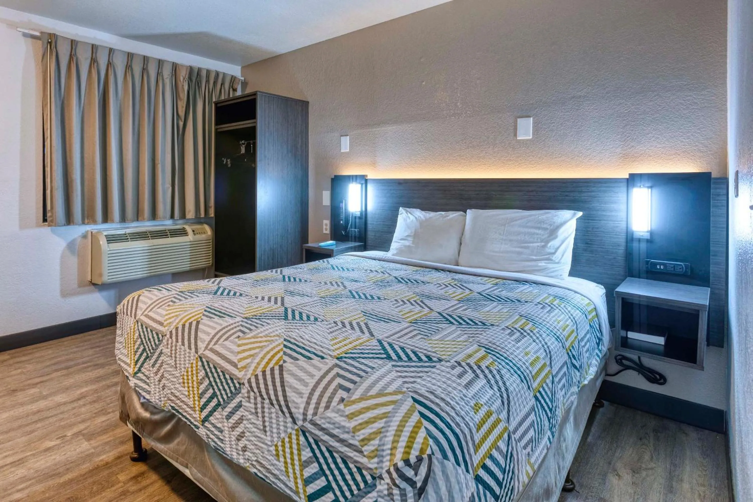 Bed in Motel 6-Nogales, AZ - Mariposa Road