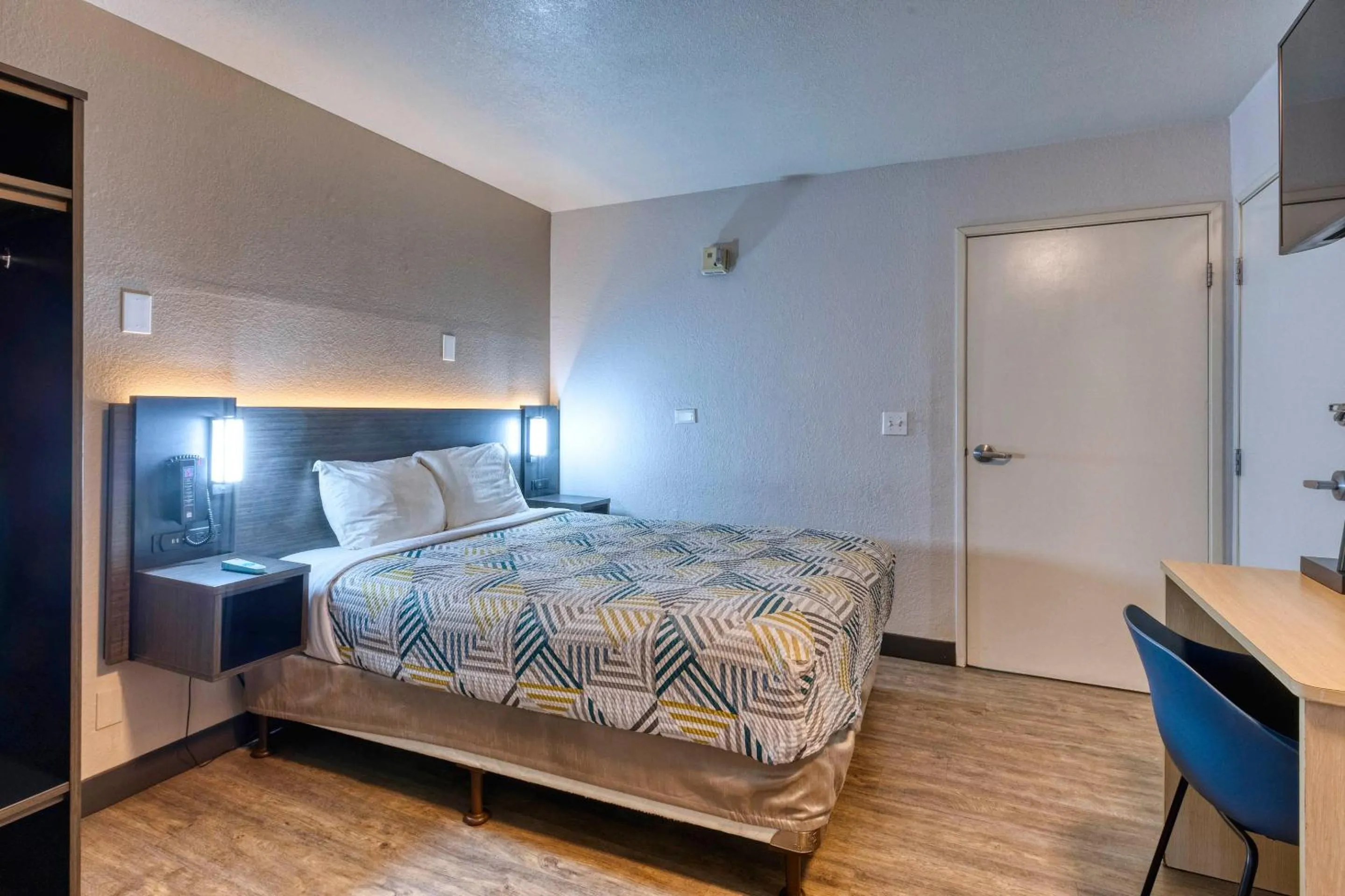 Bed in Motel 6-Nogales, AZ - Mariposa Road