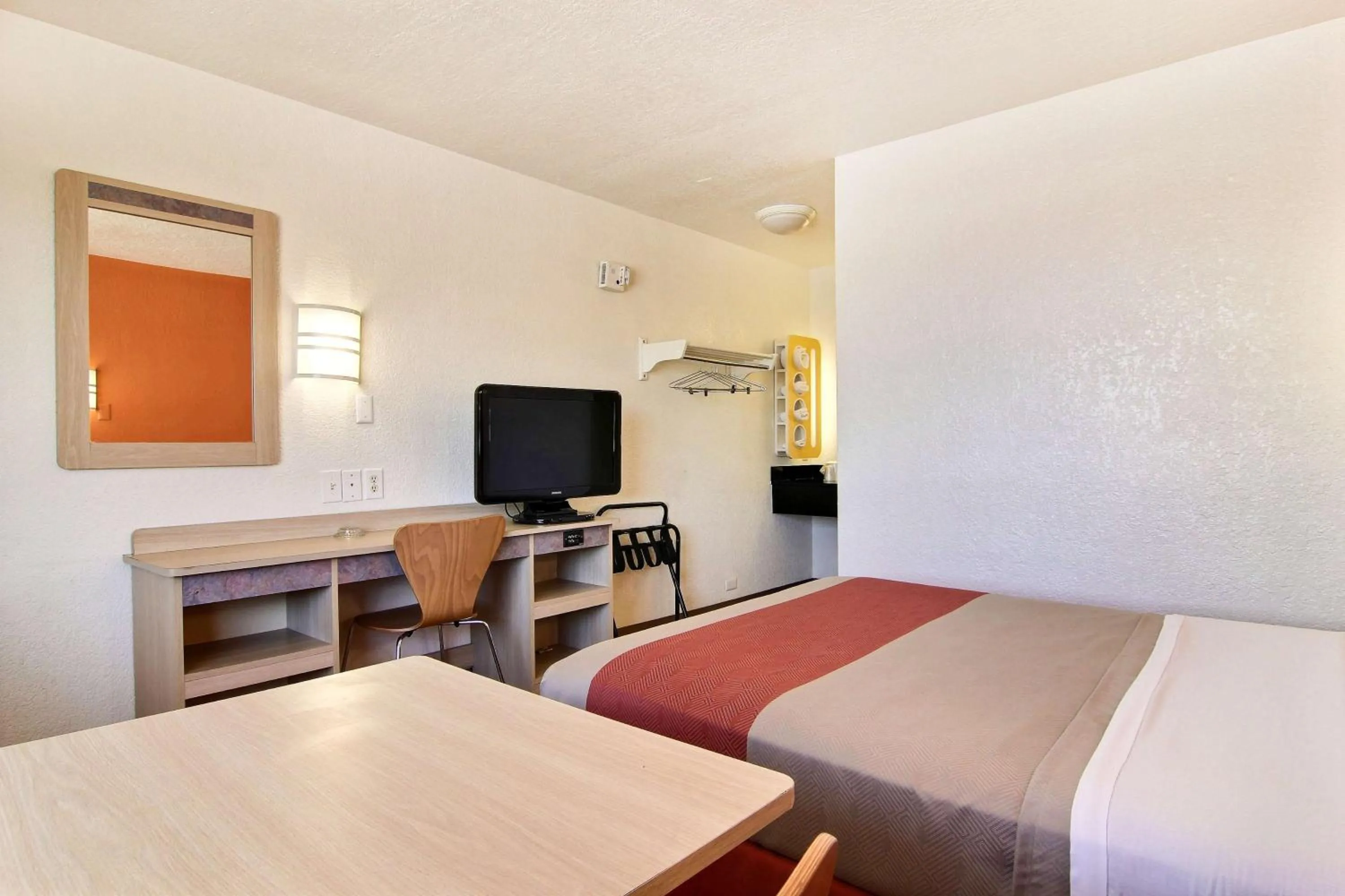 Photo of the whole room, Bed in Motel 6-Abilene, TX