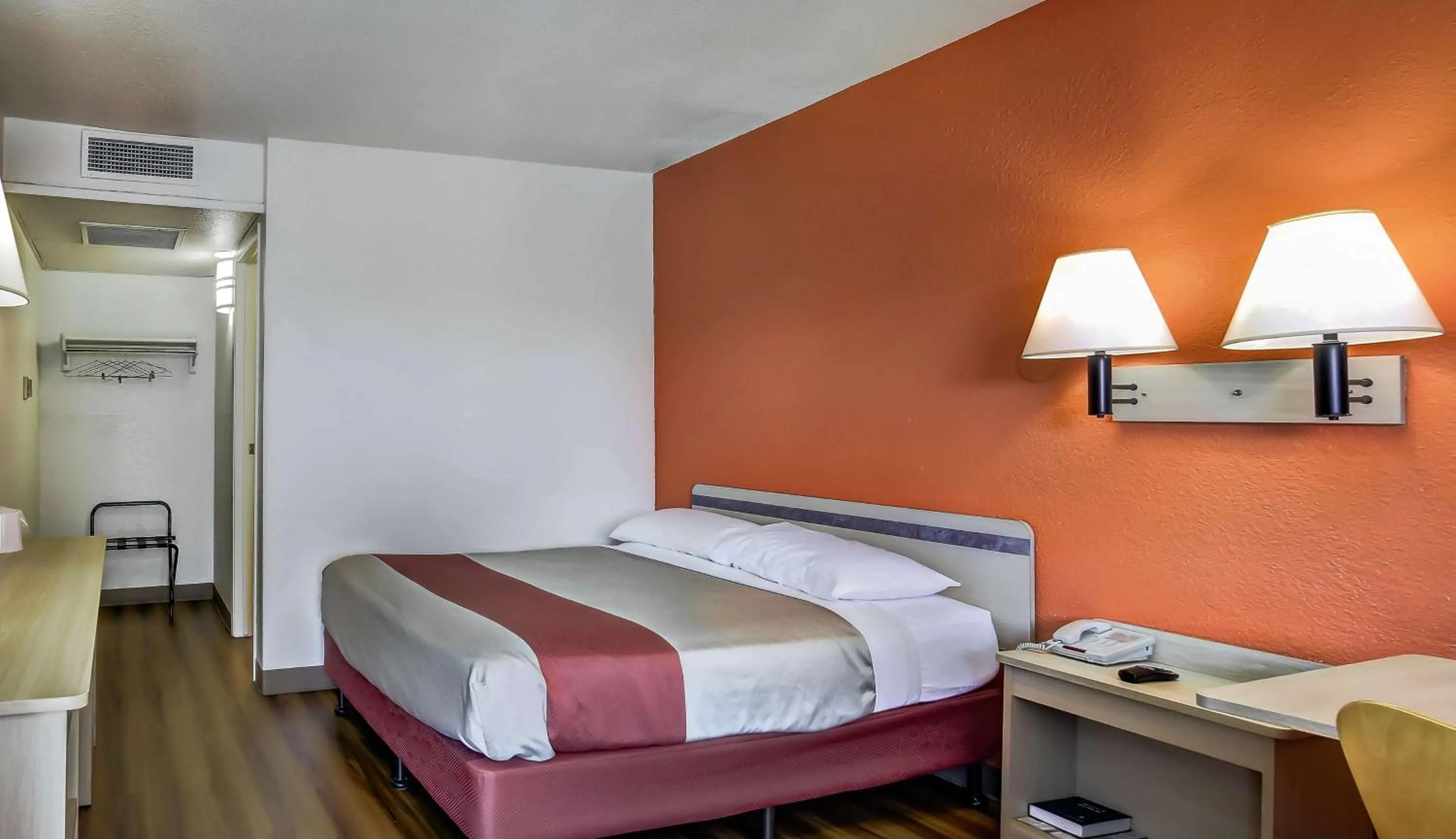 Photo of the whole room, Bed in Motel 6-Medford, OR