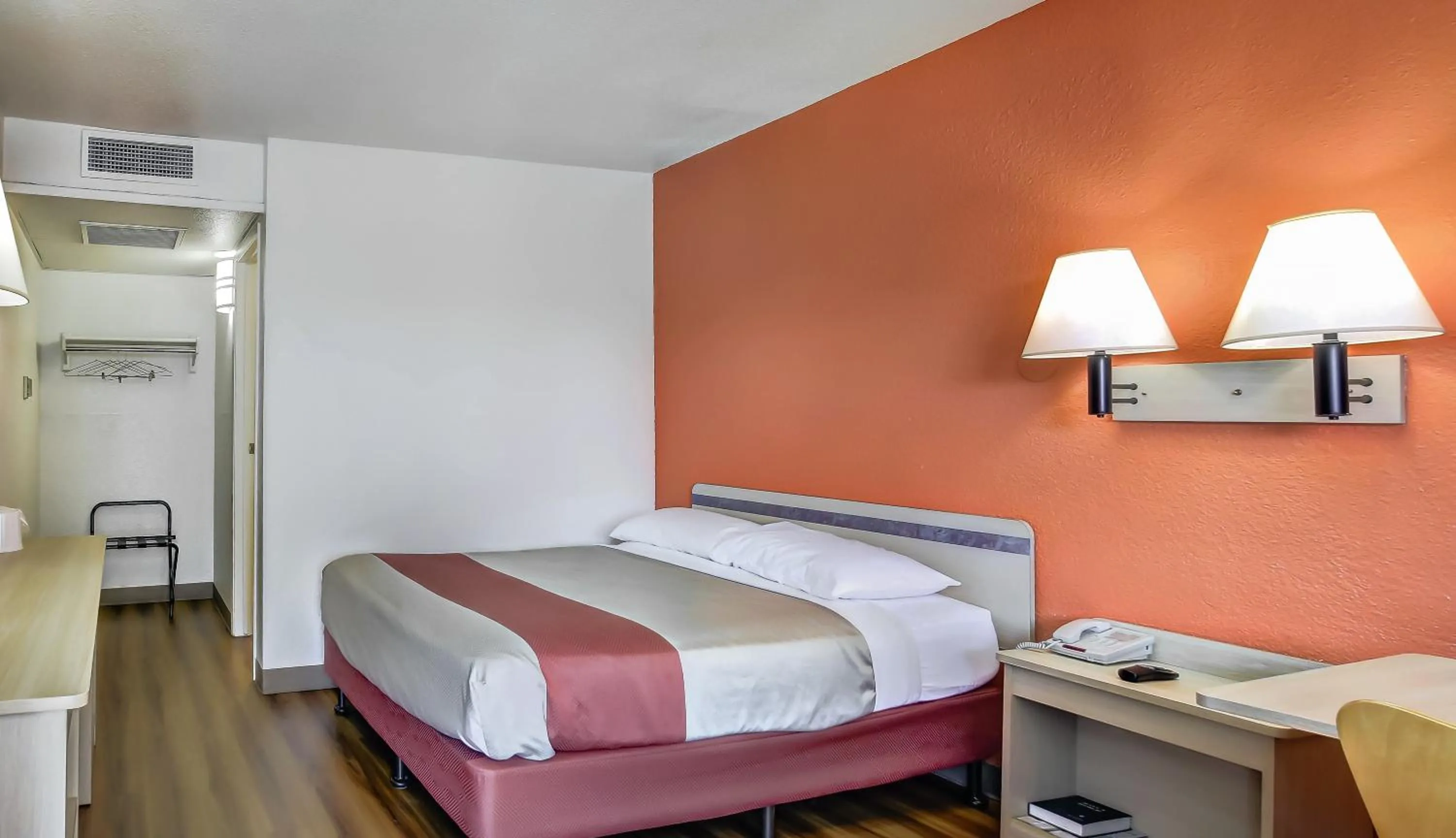 Bedroom, Bed in Motel 6-Medford, OR