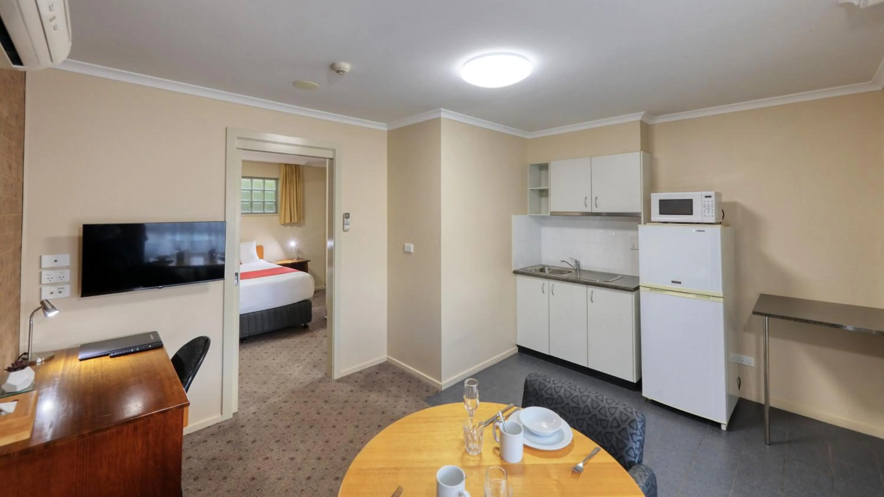 Kitchen or kitchenette, Bed in Ashton Motel
