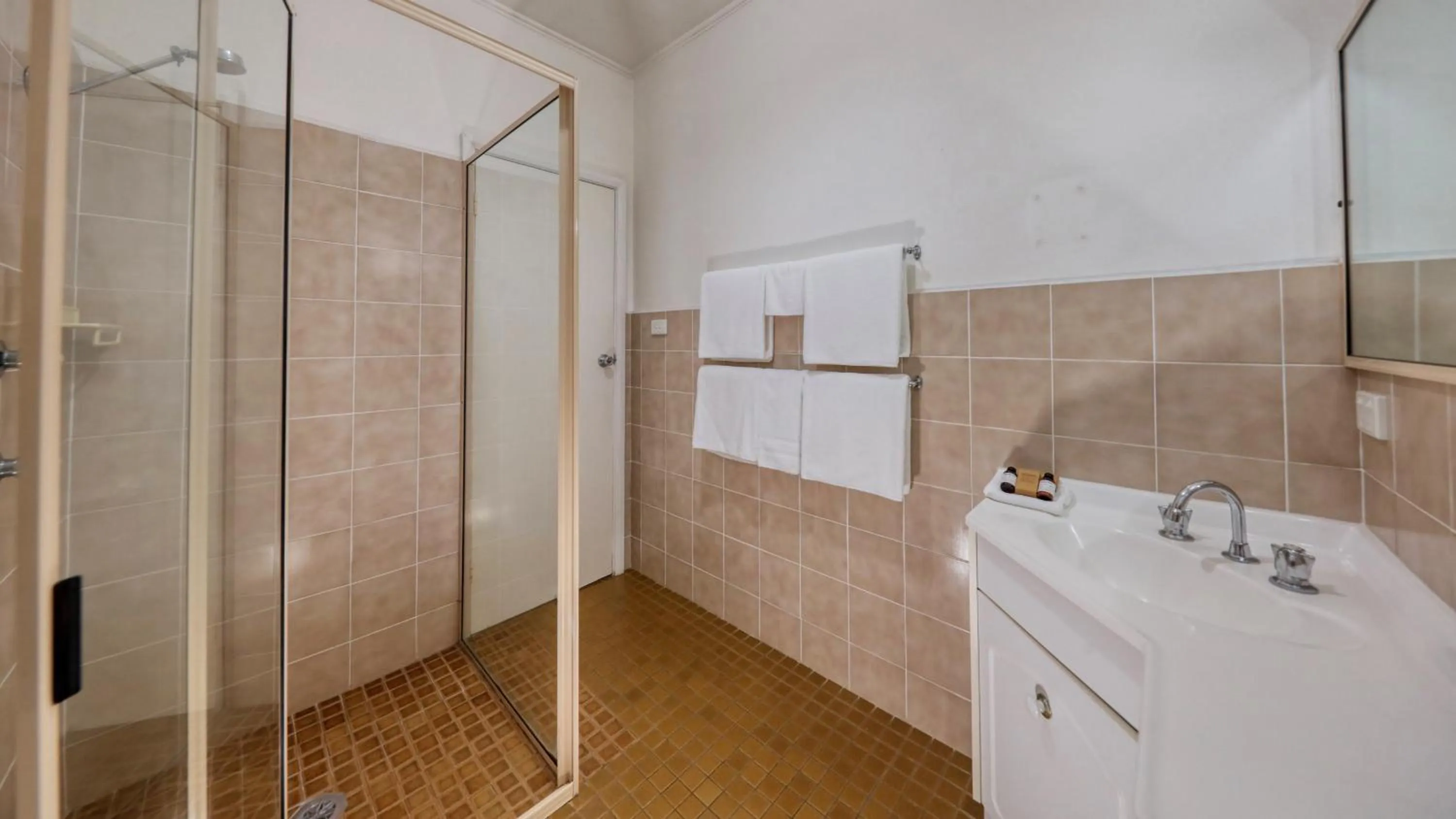 Bathroom in Ashton Motel