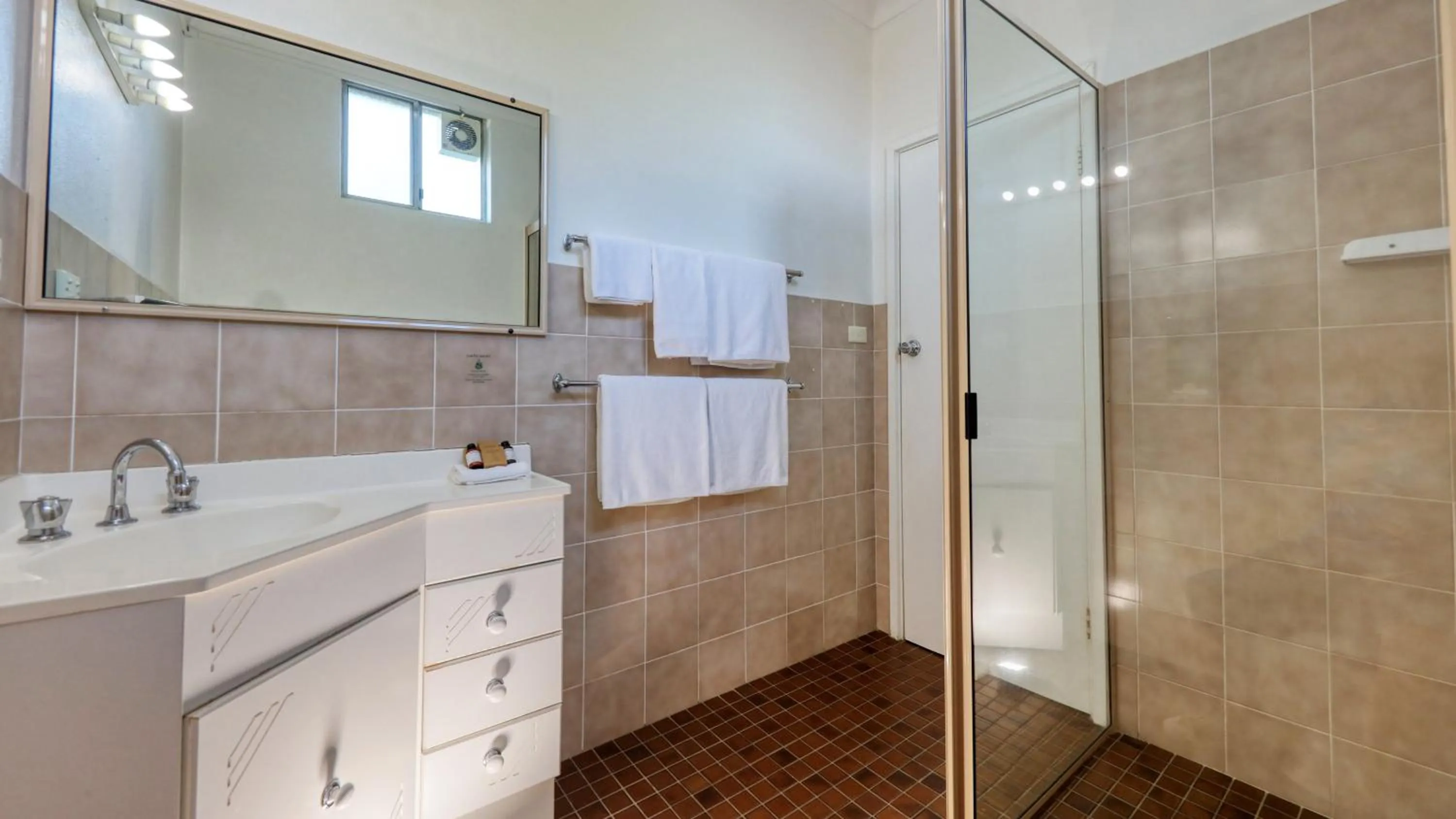 Shower in Ashton Motel