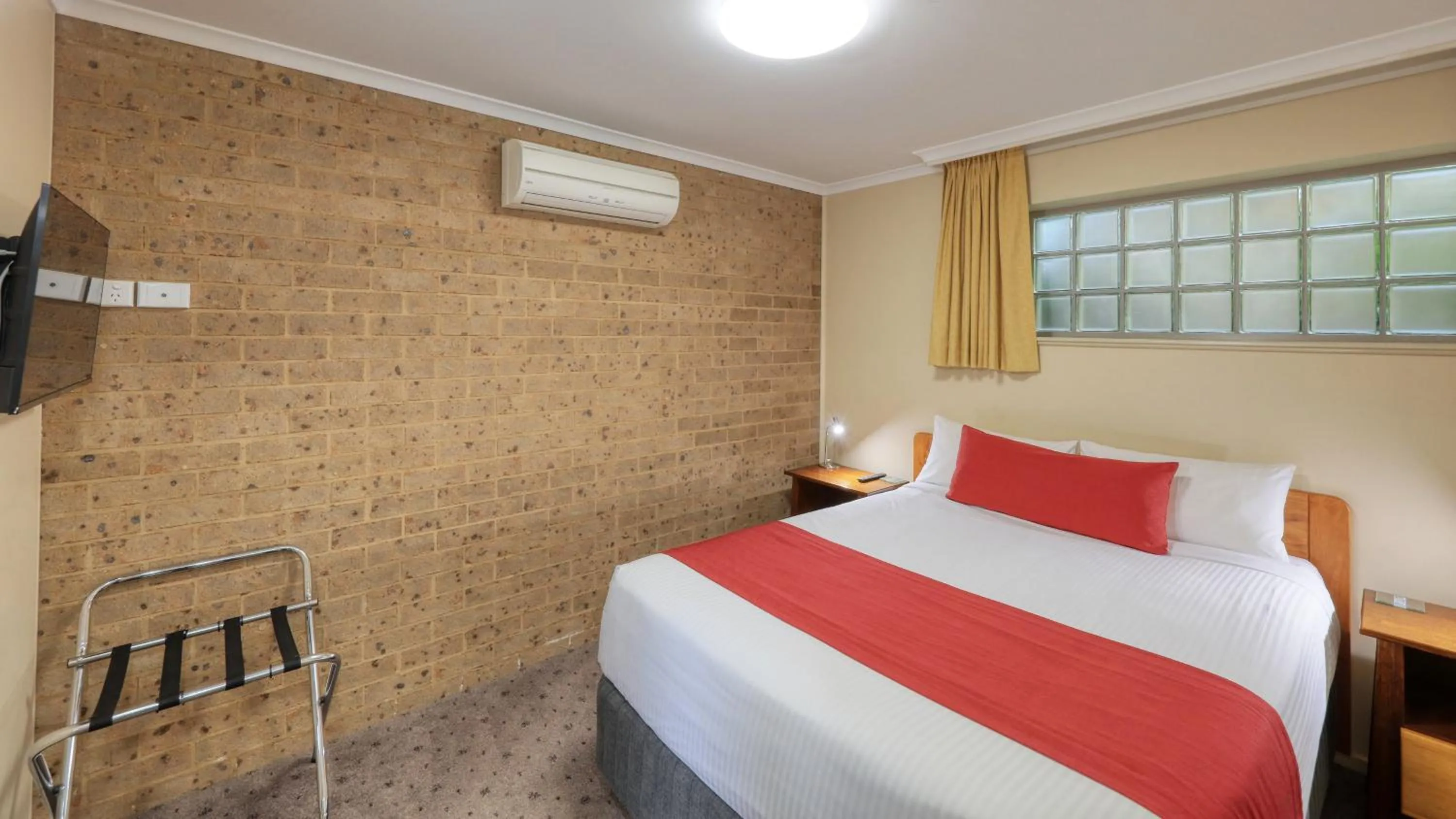 air conditioner, Bed in Ashton Motel