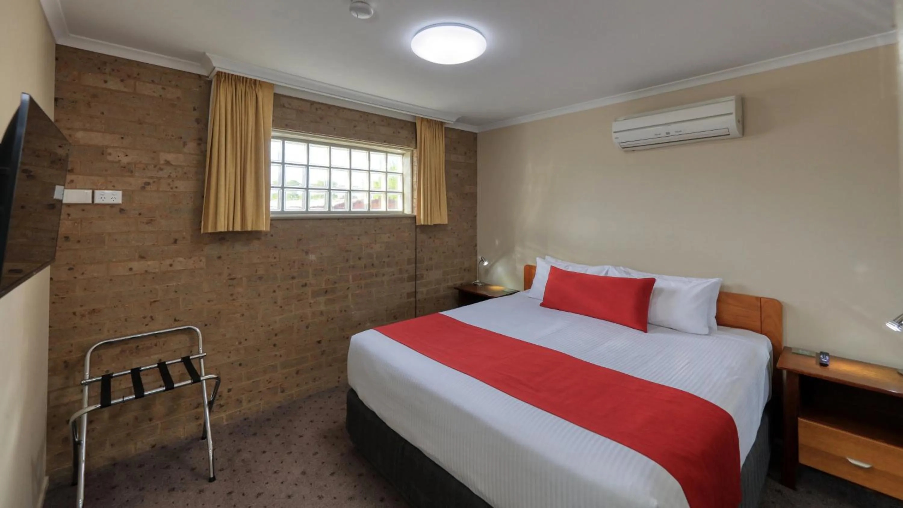 air conditioner, Bed in Ashton Motel