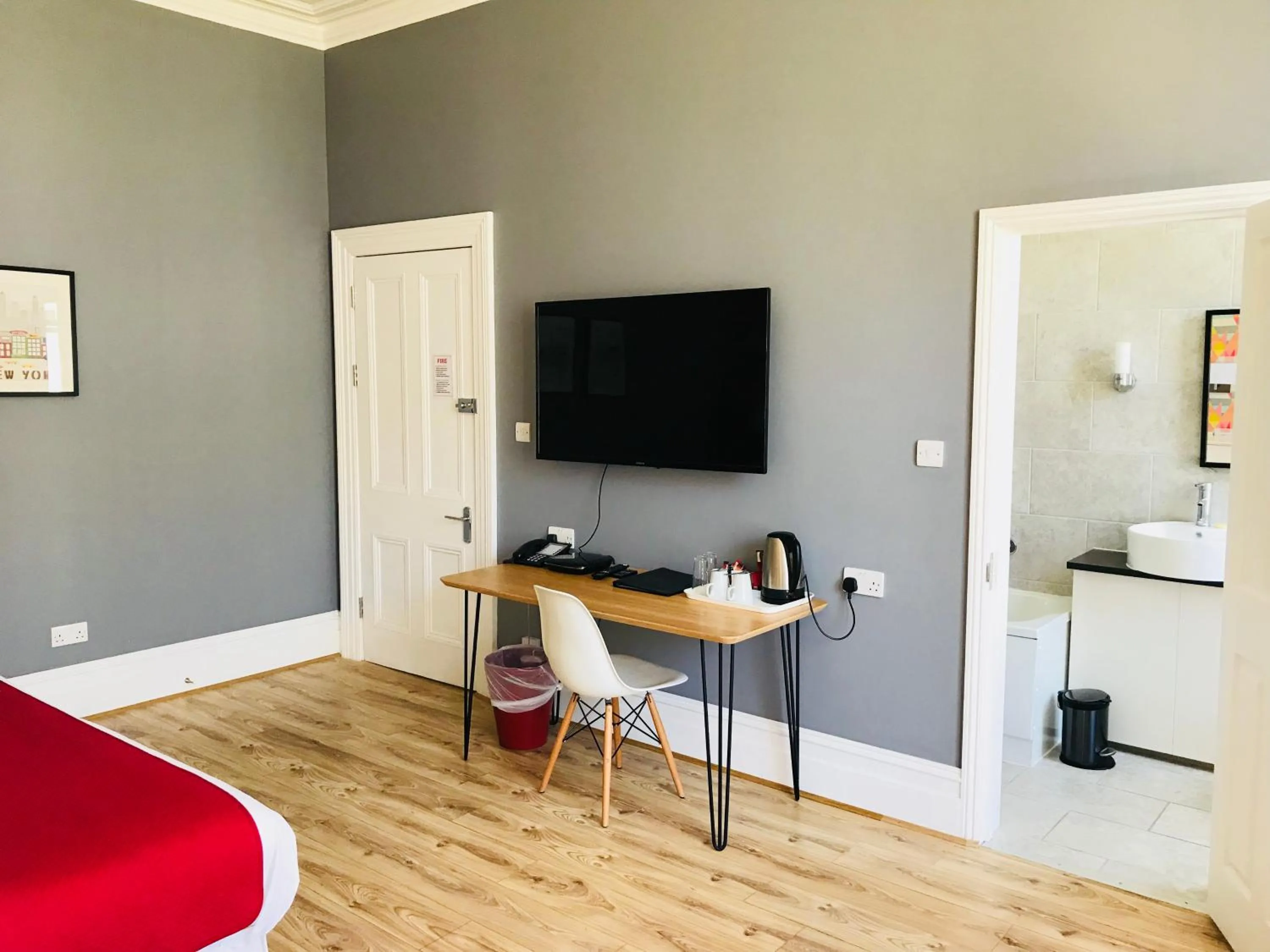 Bathroom, Bed in Da Vinci Eastbourne