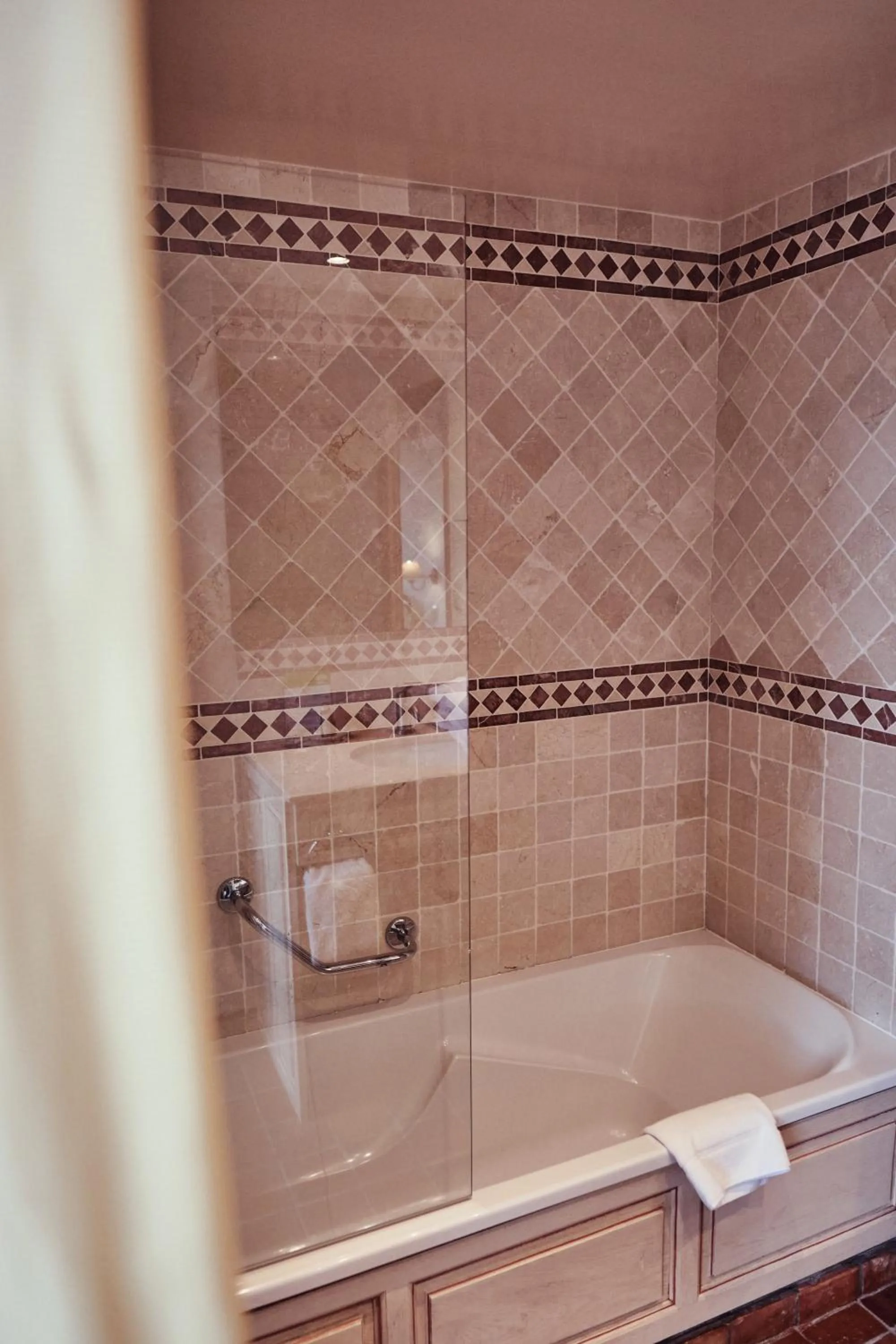 Bathroom in Hostellerie de la Tour d'Auxois