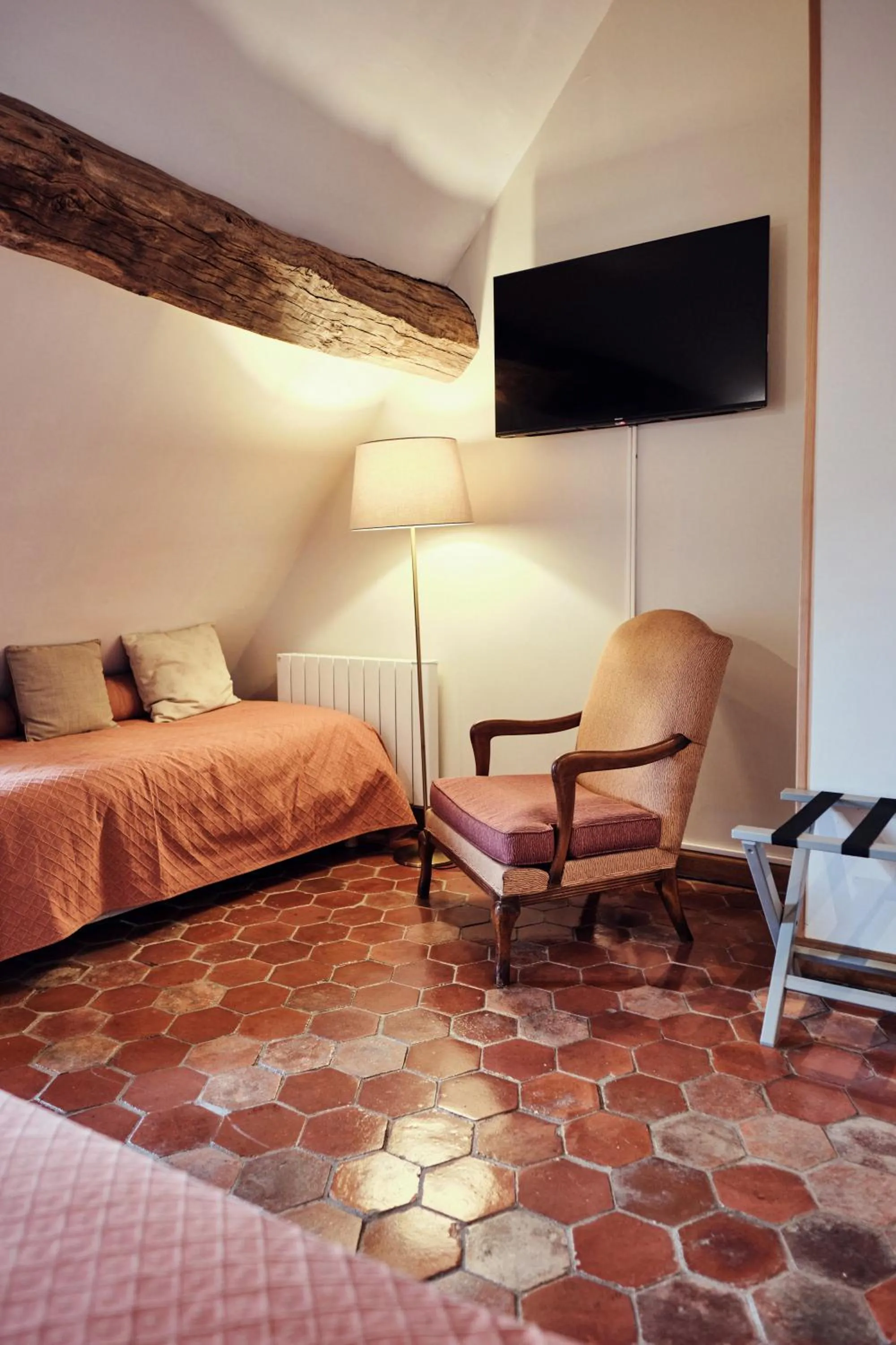 Bed in Hostellerie de la Tour d'Auxois