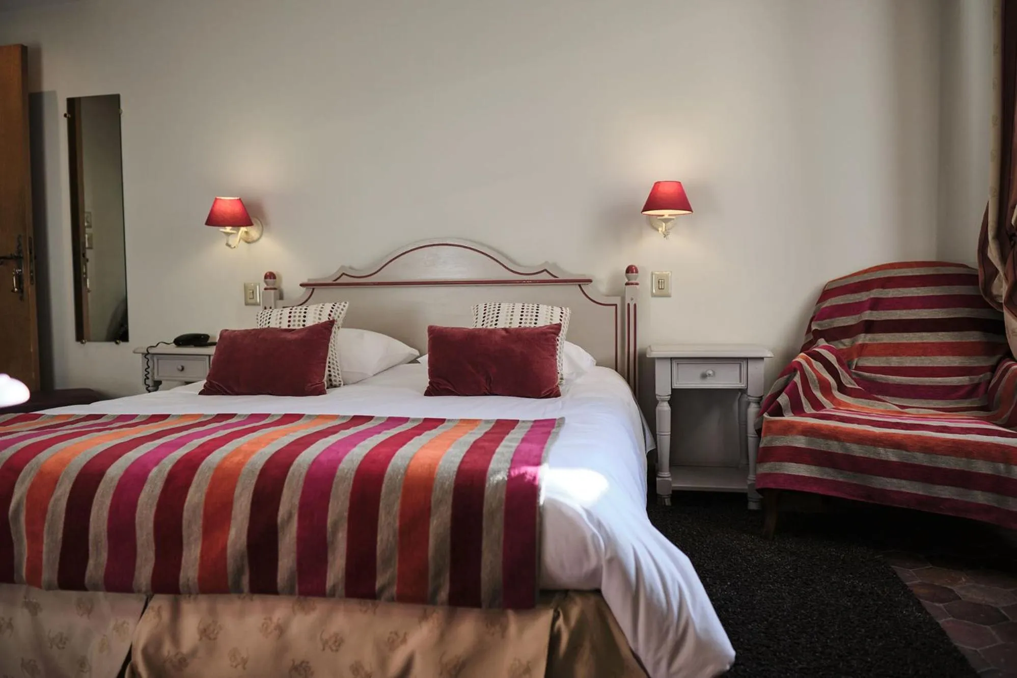 Bed in Hostellerie de la Tour d'Auxois