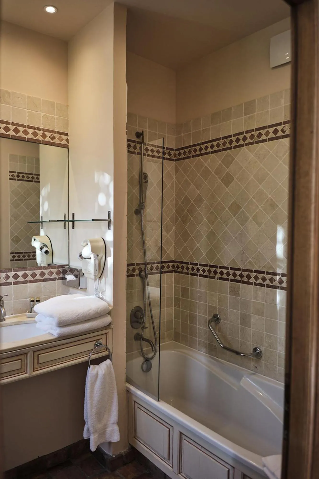 Bathroom in Hostellerie de la Tour d'Auxois