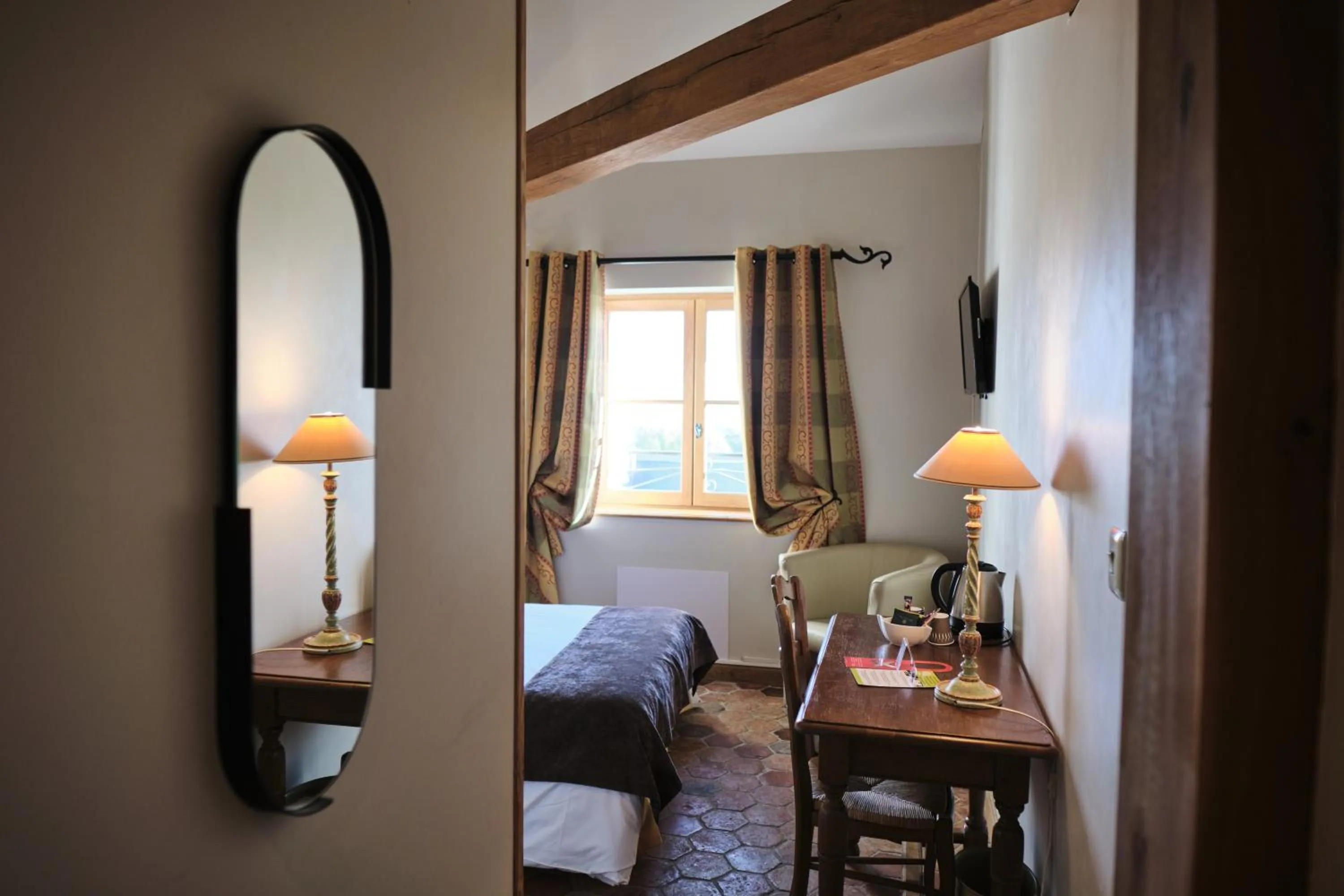 Bed in Hostellerie de la Tour d'Auxois