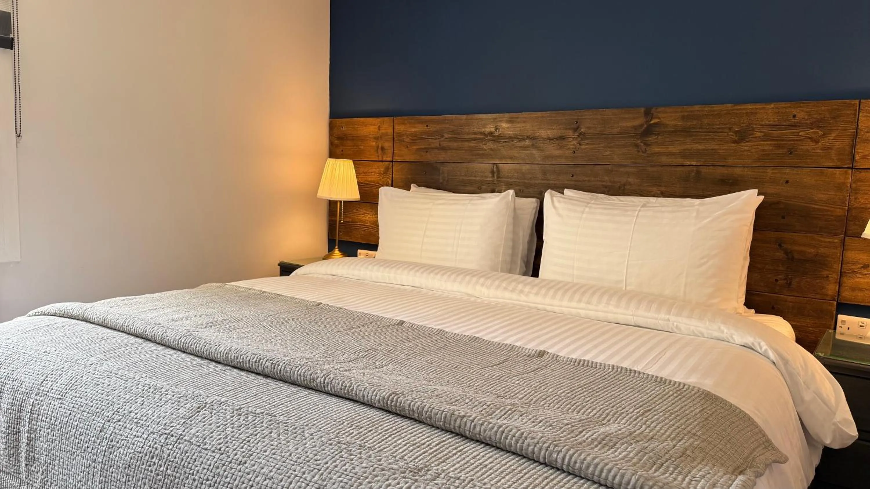 Bedroom, Bed in Watermead House