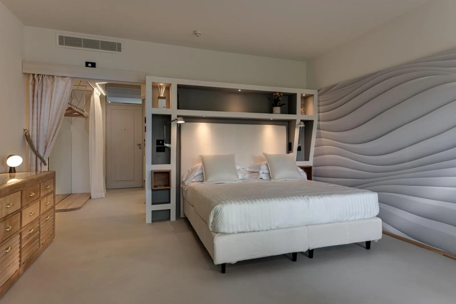 Balcony/Terrace, Bed in Augustus Hotel & Resort