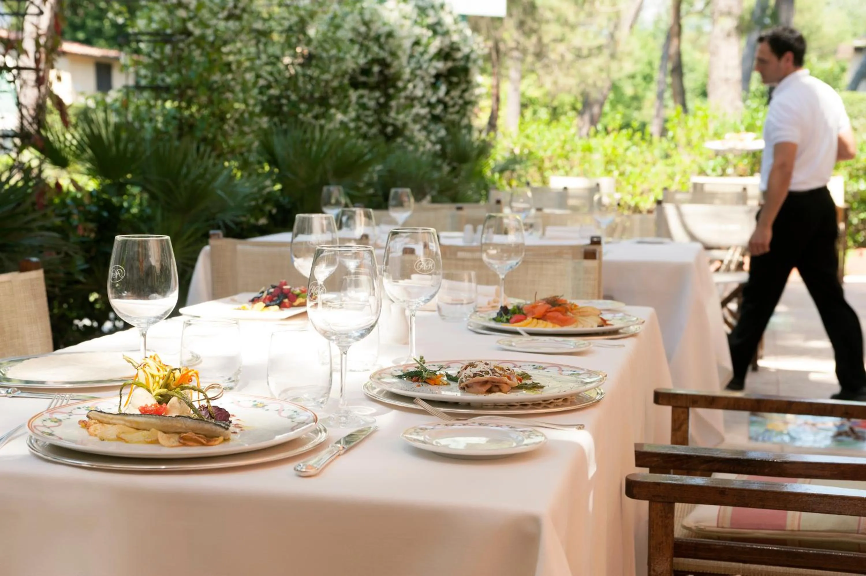 Restaurant/places to eat in Augustus Hotel & Resort