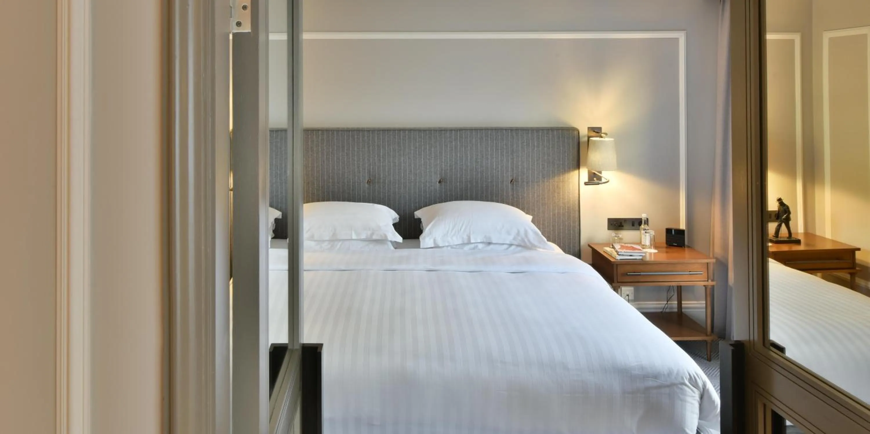 Photo of the whole room, Bed in Hyatt Regency London - The Churchill