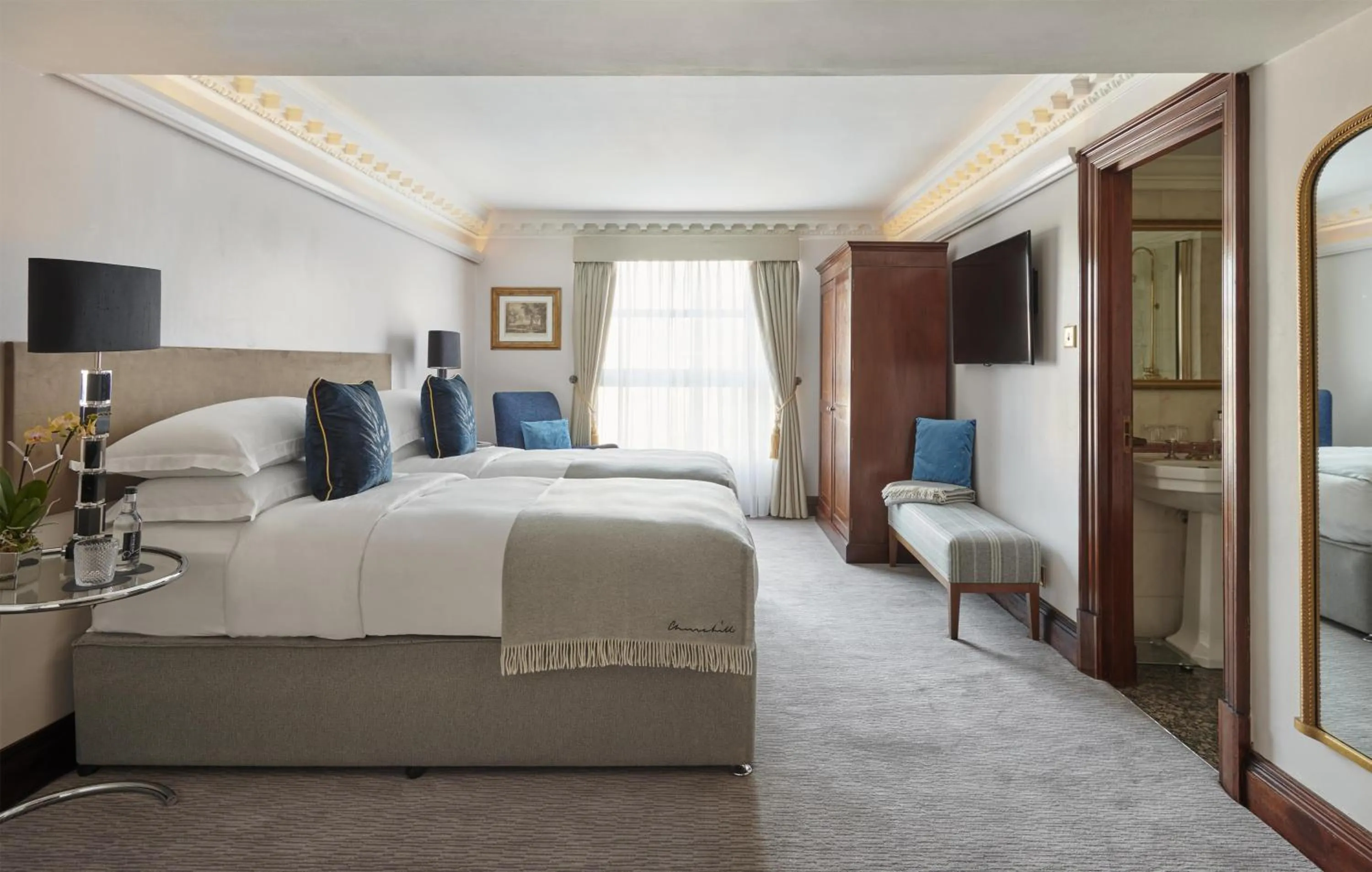 Photo of the whole room, Bed in Hyatt Regency London - The Churchill