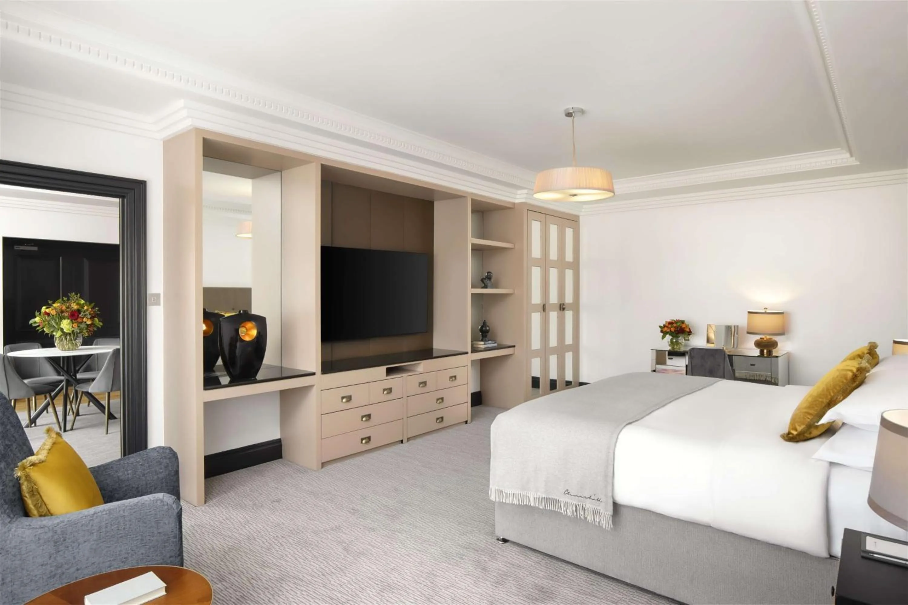 Photo of the whole room, Bed in Hyatt Regency London - The Churchill