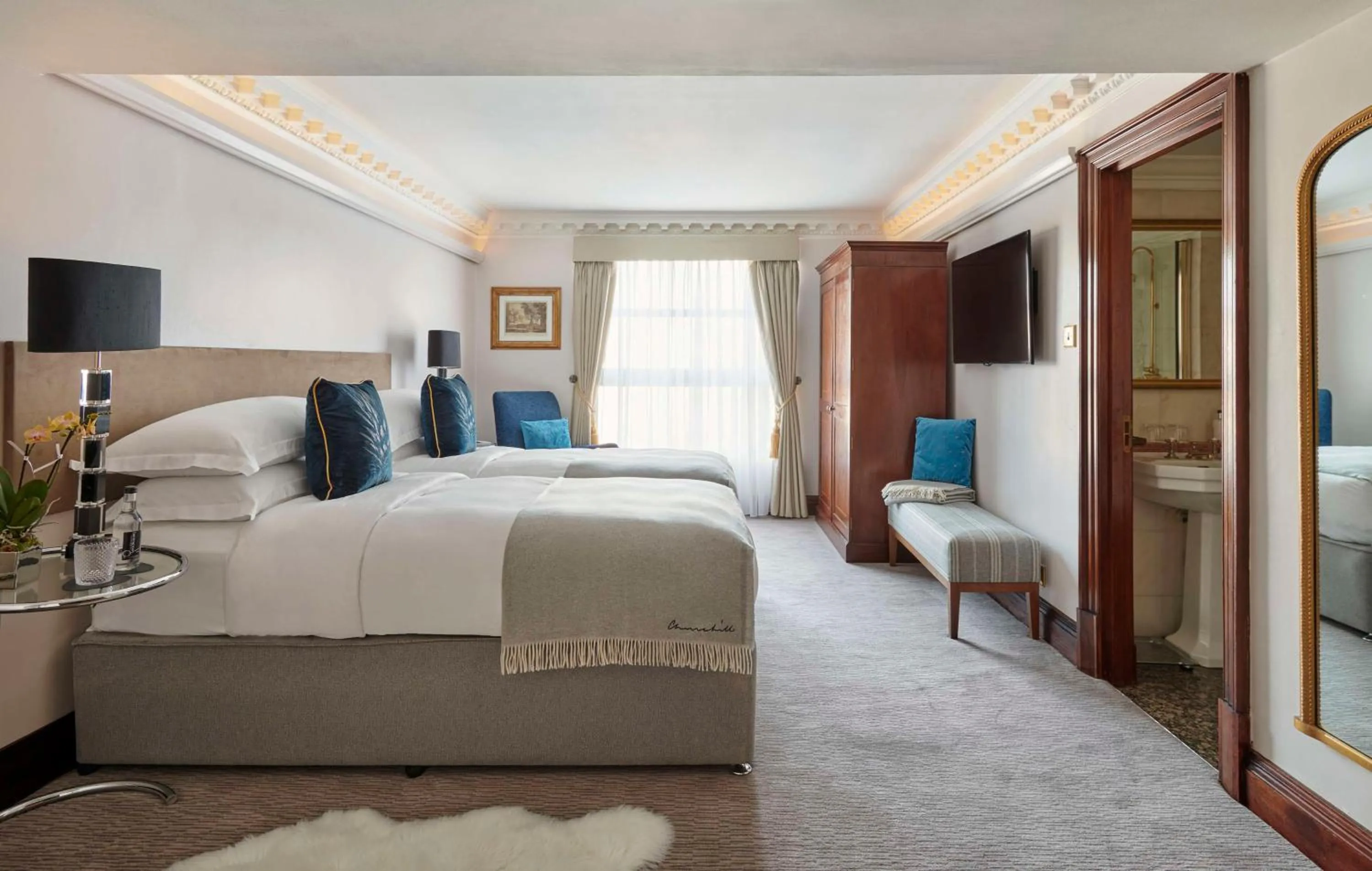 Photo of the whole room, Bed in Hyatt Regency London - The Churchill