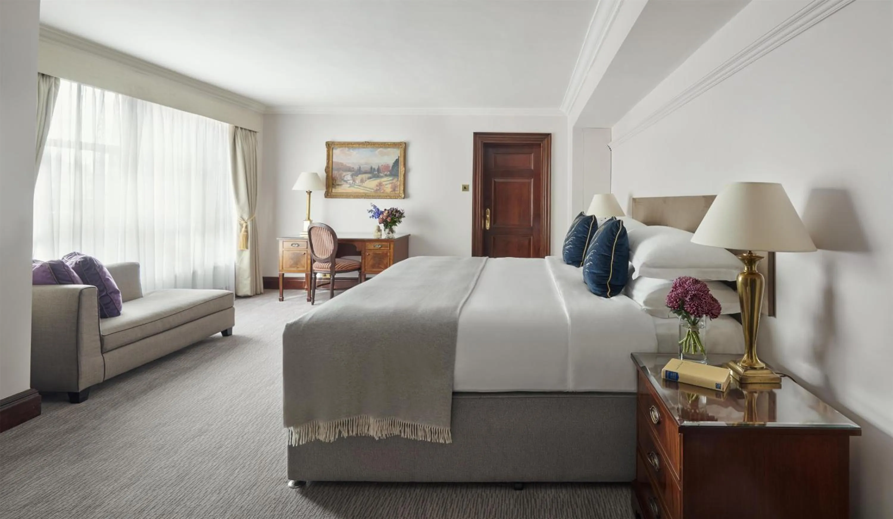 Photo of the whole room, Bed in Hyatt Regency London - The Churchill