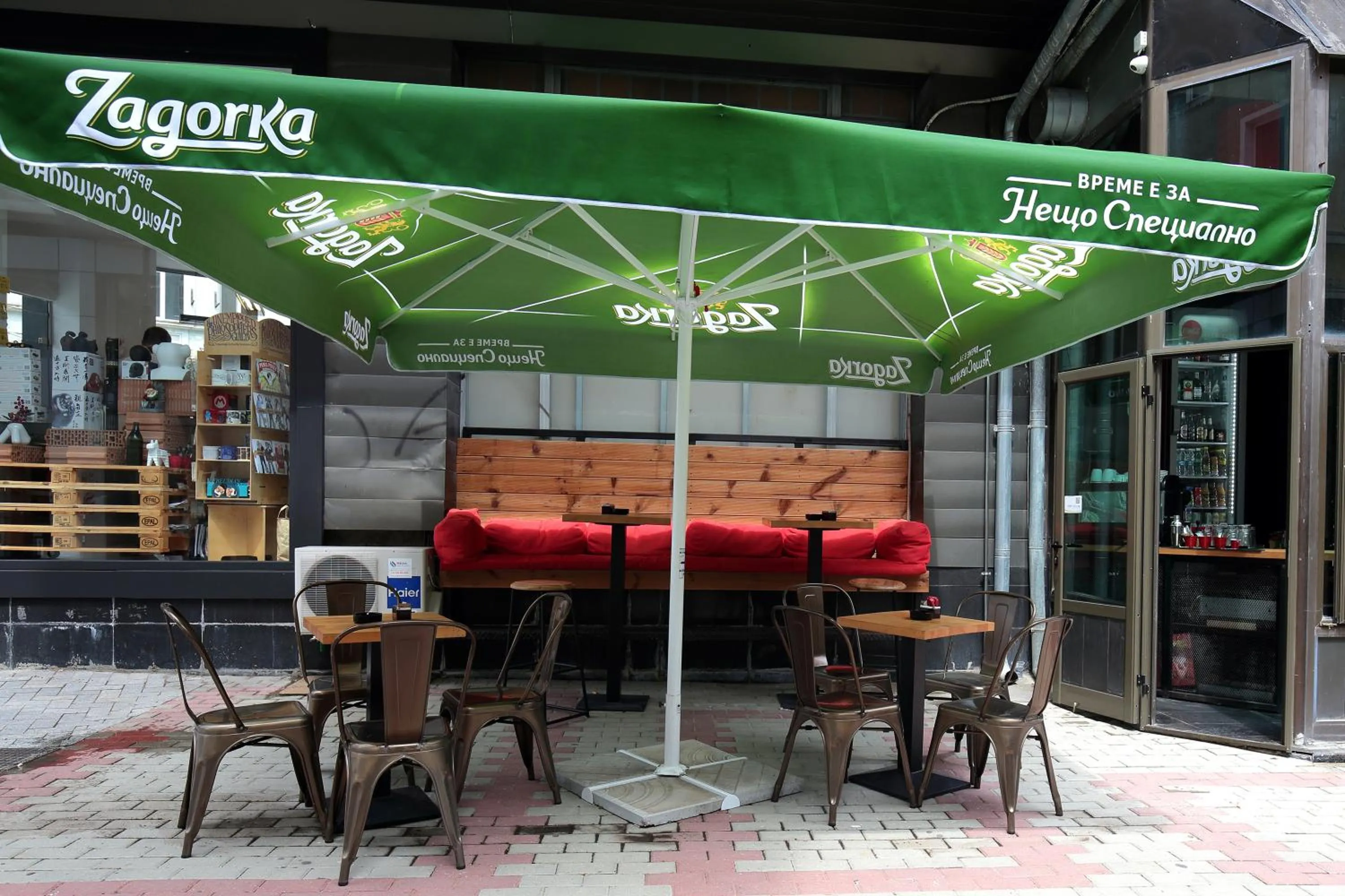 Restaurant/places to eat in Hostel Musala